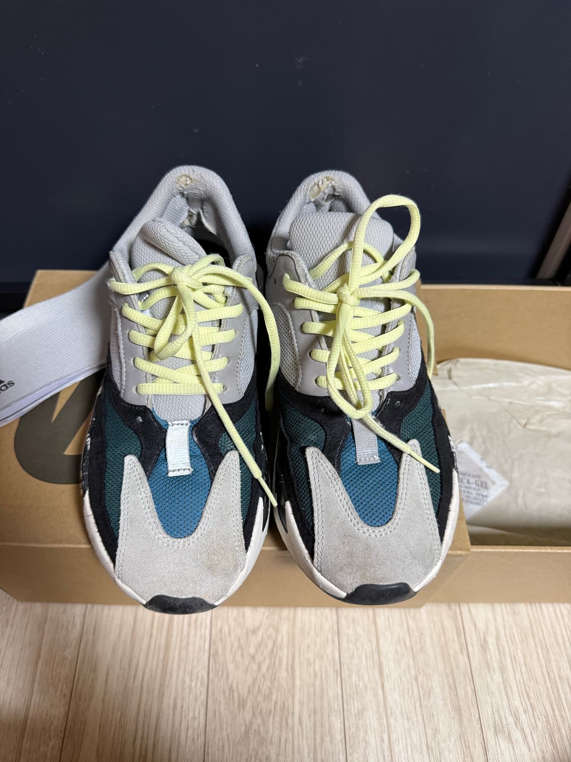 이지부스트 700 웨이브러너 신발 상품이미지2