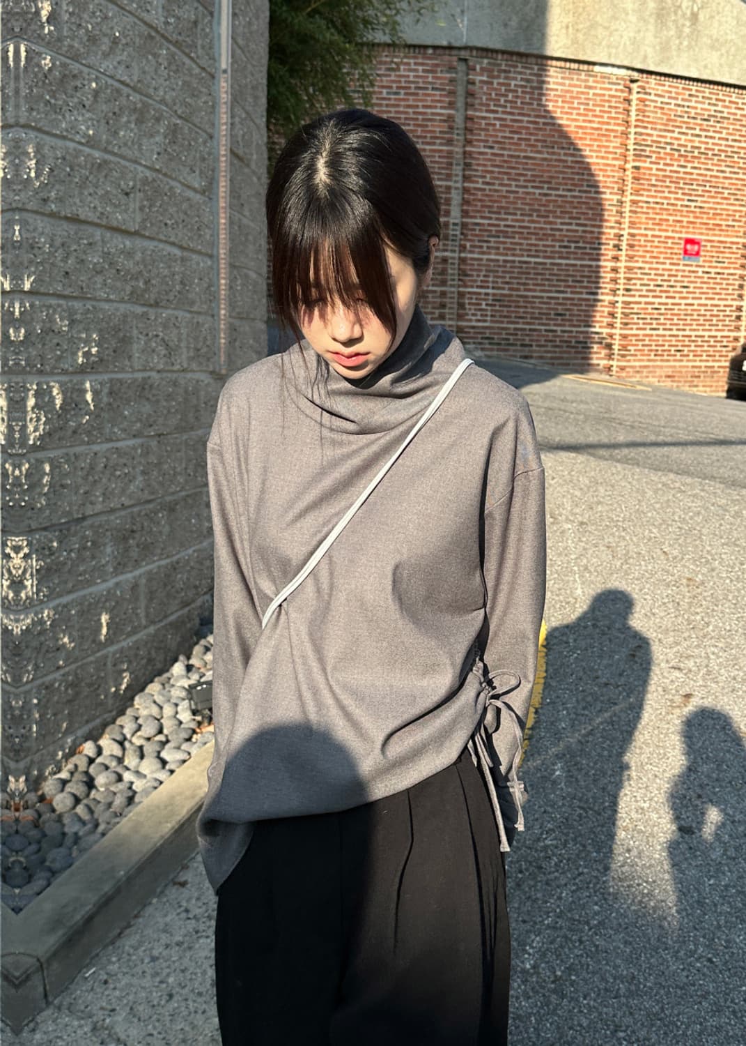 우화 WOOL HIGH NECK 블라우스 차콜 상품이미지3