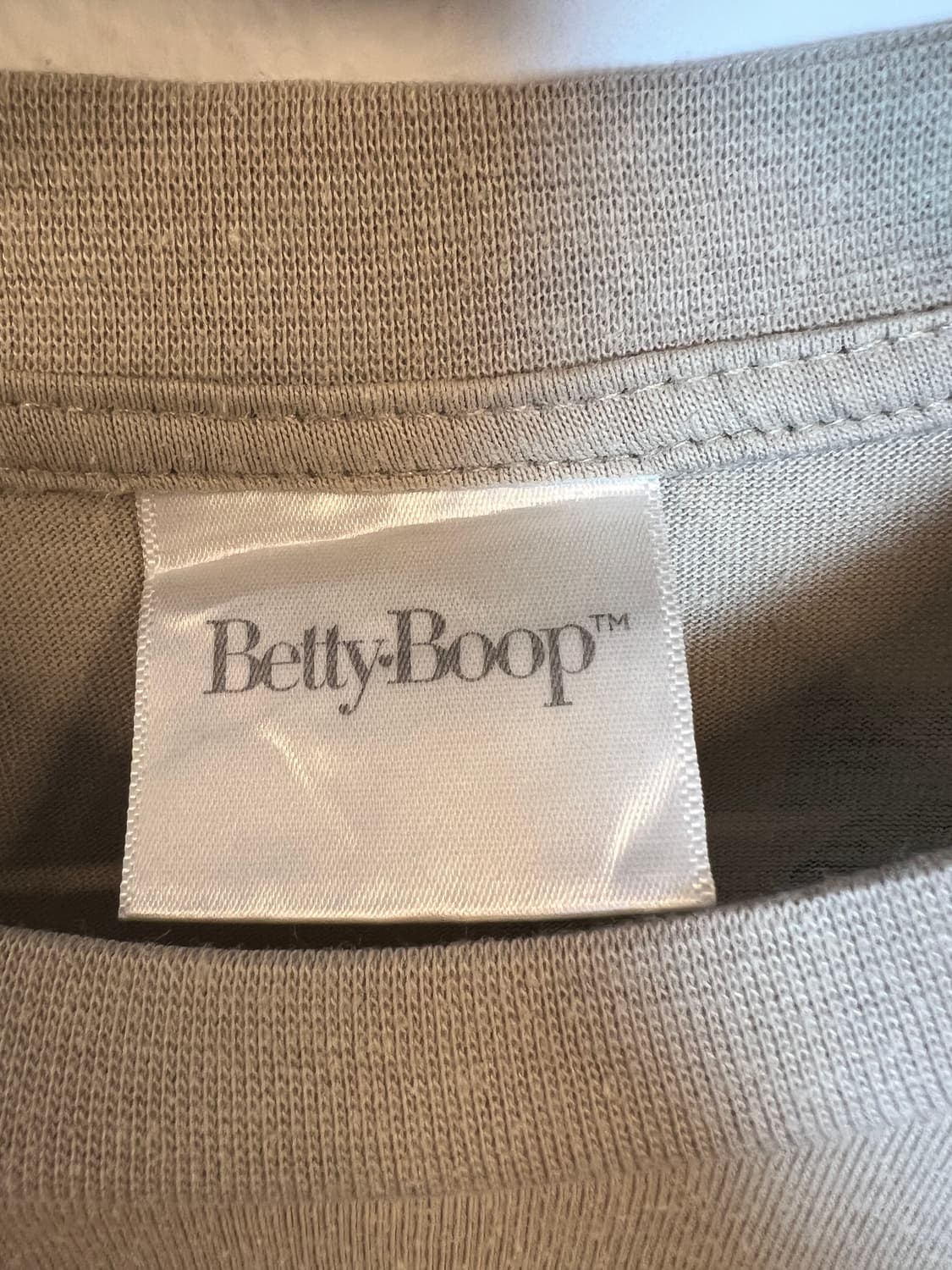 T084 BETTYBOOP 베이지 자수디테일 크롭 반팔티셔츠 FREE 상품이미지3