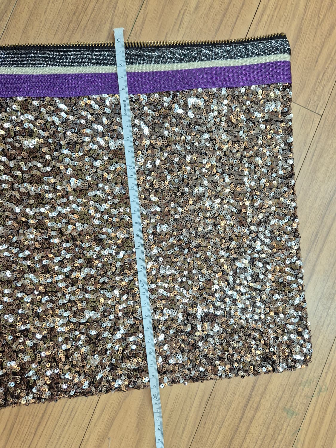 JOUER 스팽글 클러치 골드 컬러입니다. 가로 30cm, 세로 25cm 상품이미지5