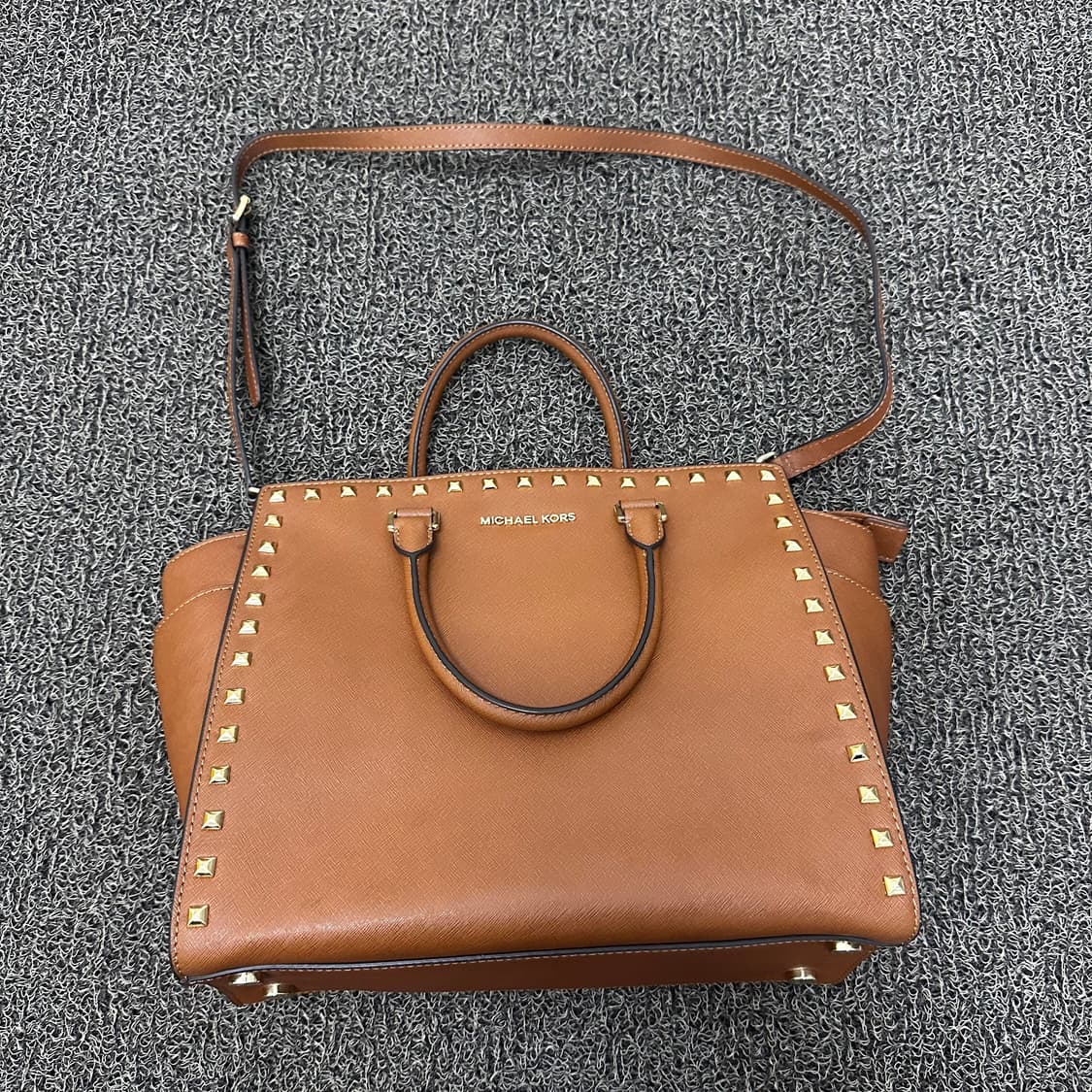 마이클코어스 라지 금장 사피아노 셀마 여성 숄더백 브라운 상품이미지1