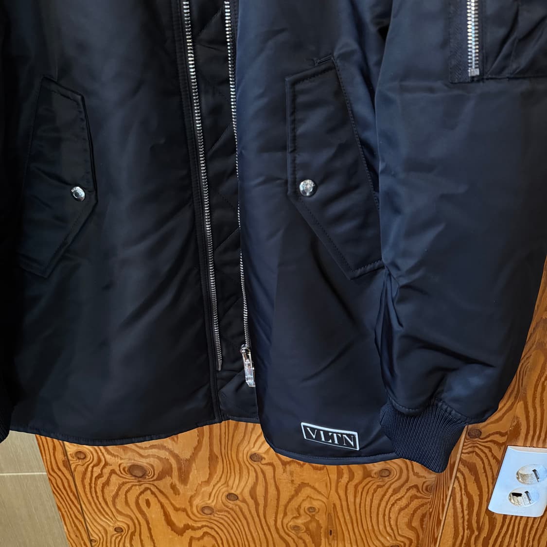 발렌티노 23 f/w VLTN 봄버 자켓 판매 합니다. 상품이미지3