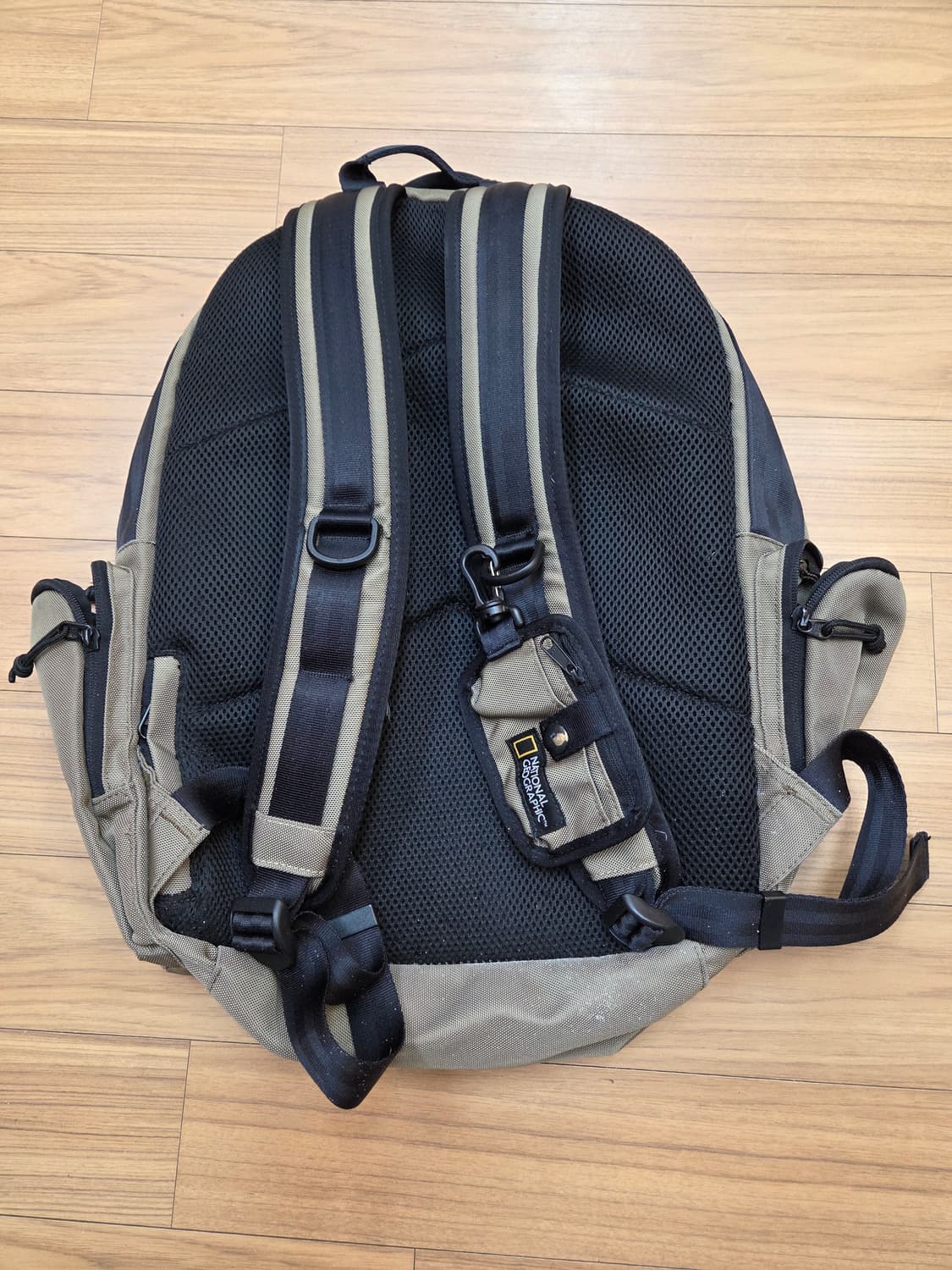 내셔널지오그래픽 유틸리티 백팩입니다. 품번은 N183ABG160입니다.  상품이미지2