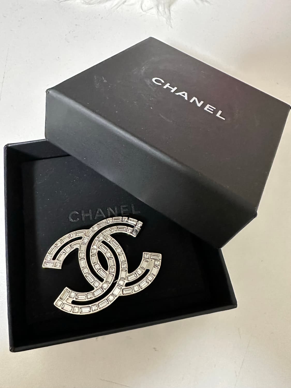22년도 샤넬 크리스탈 cc로고 브로치 상품이미지1