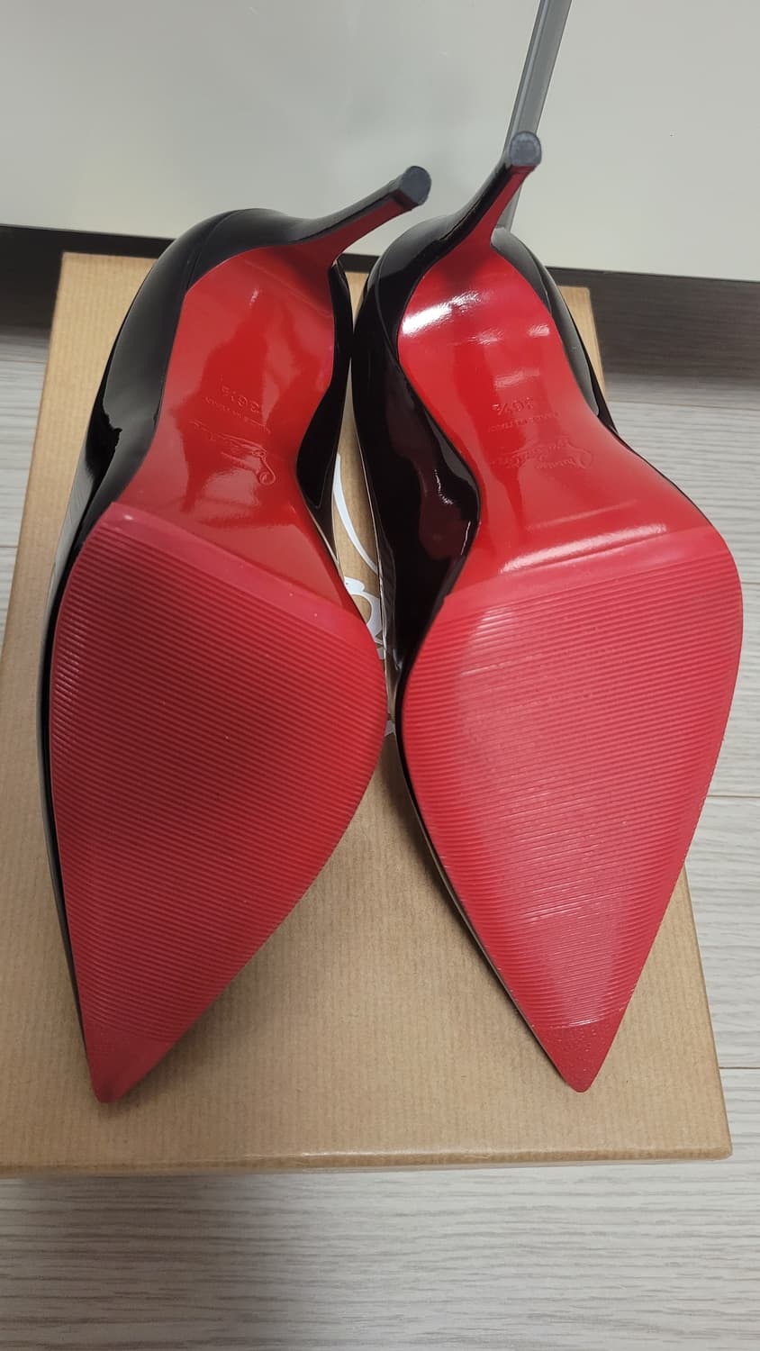 크리스찬 루부탱 케이트100 페이턴트 블랙 36.5 판매합니다. 상품이미지5