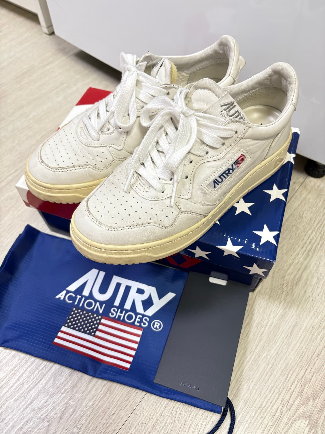 오트리 메달리스트 로우 고트스킨 화이트 37 (240) 상품이미지1