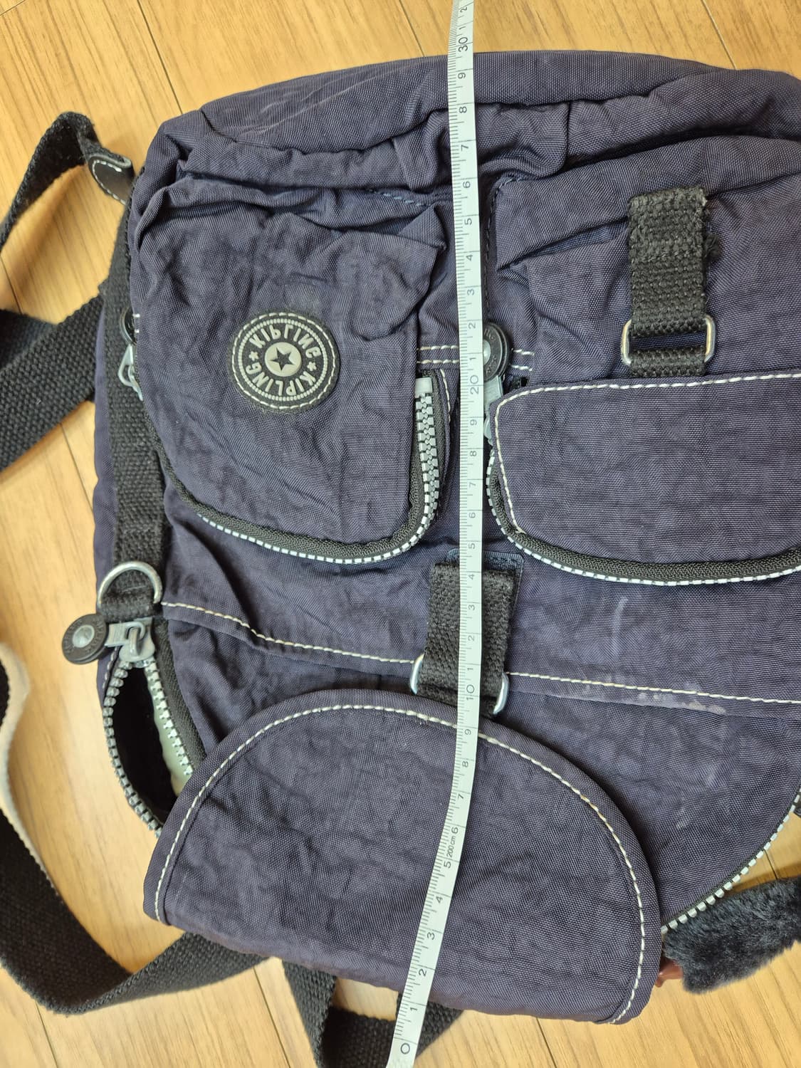 키플링 미니 백팩 판매합니다. 블랙 색상이라 어느 옷에나 잘 어울립니다. 상품이미지8