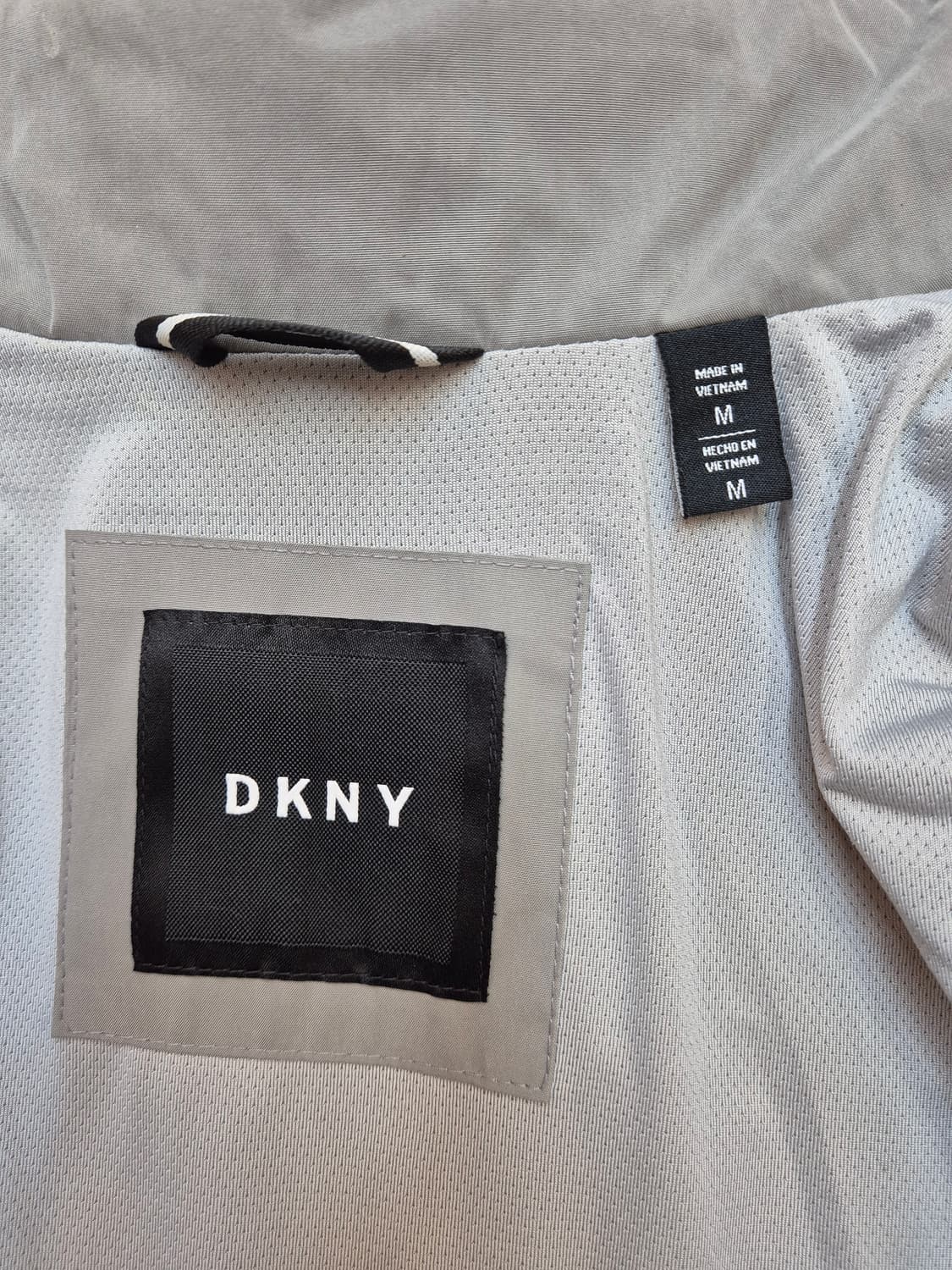 DKNY 바람막이 M사이즈 판매합니다. 은은한 회색톤이라 어느 옷에나 잘 상품이미지3