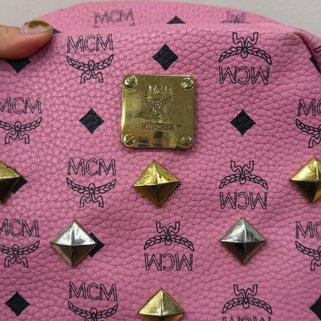 MCM 미니 백팩 모노그램 패턴 스터드 지퍼 포켓 디테일 핑크 상품이미지6