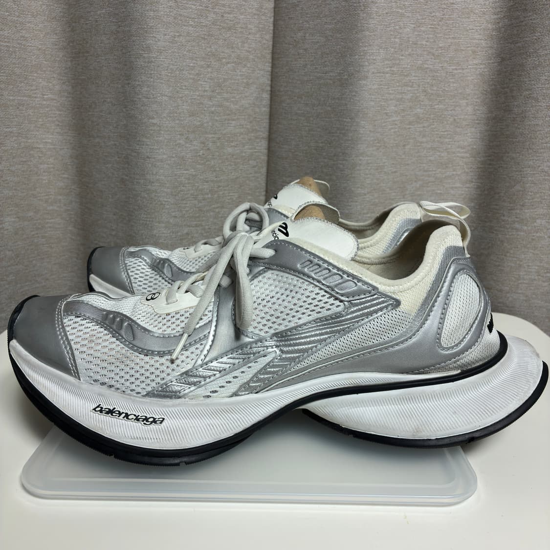 발렌시아가 서킷 스니커 화이트 실버 41사이즈 상품이미지5