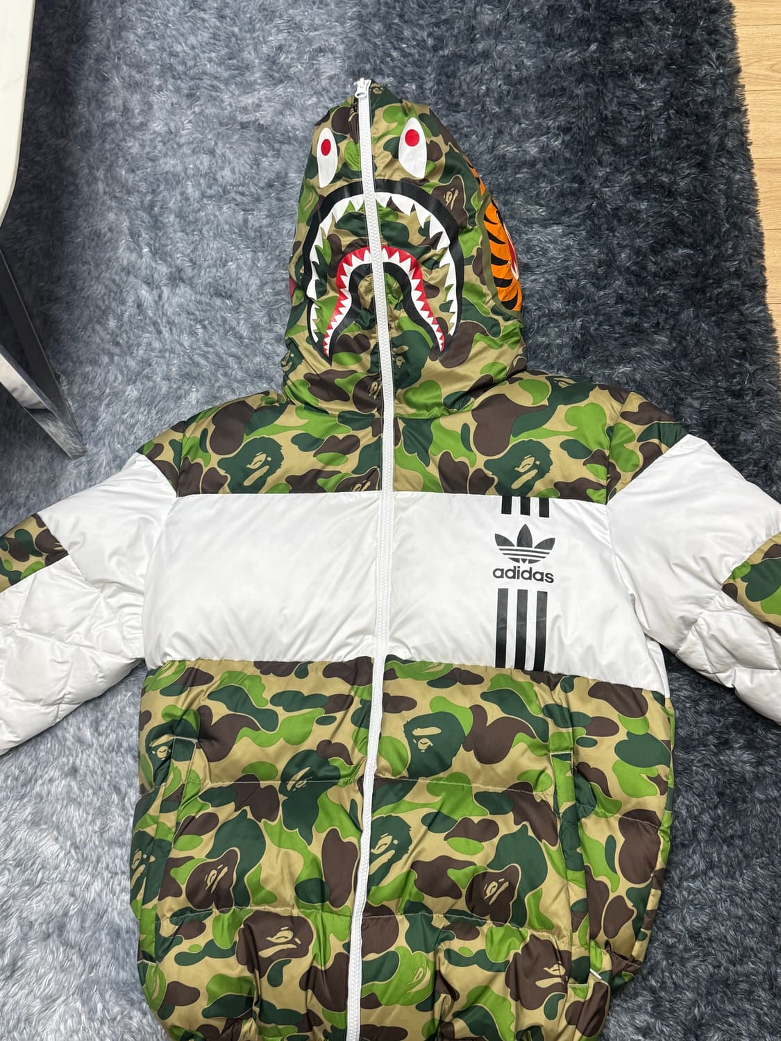 베이프 x 아디다스 콜라보 한정판 샤크 후드 카모 패딩 100 상품이미지1