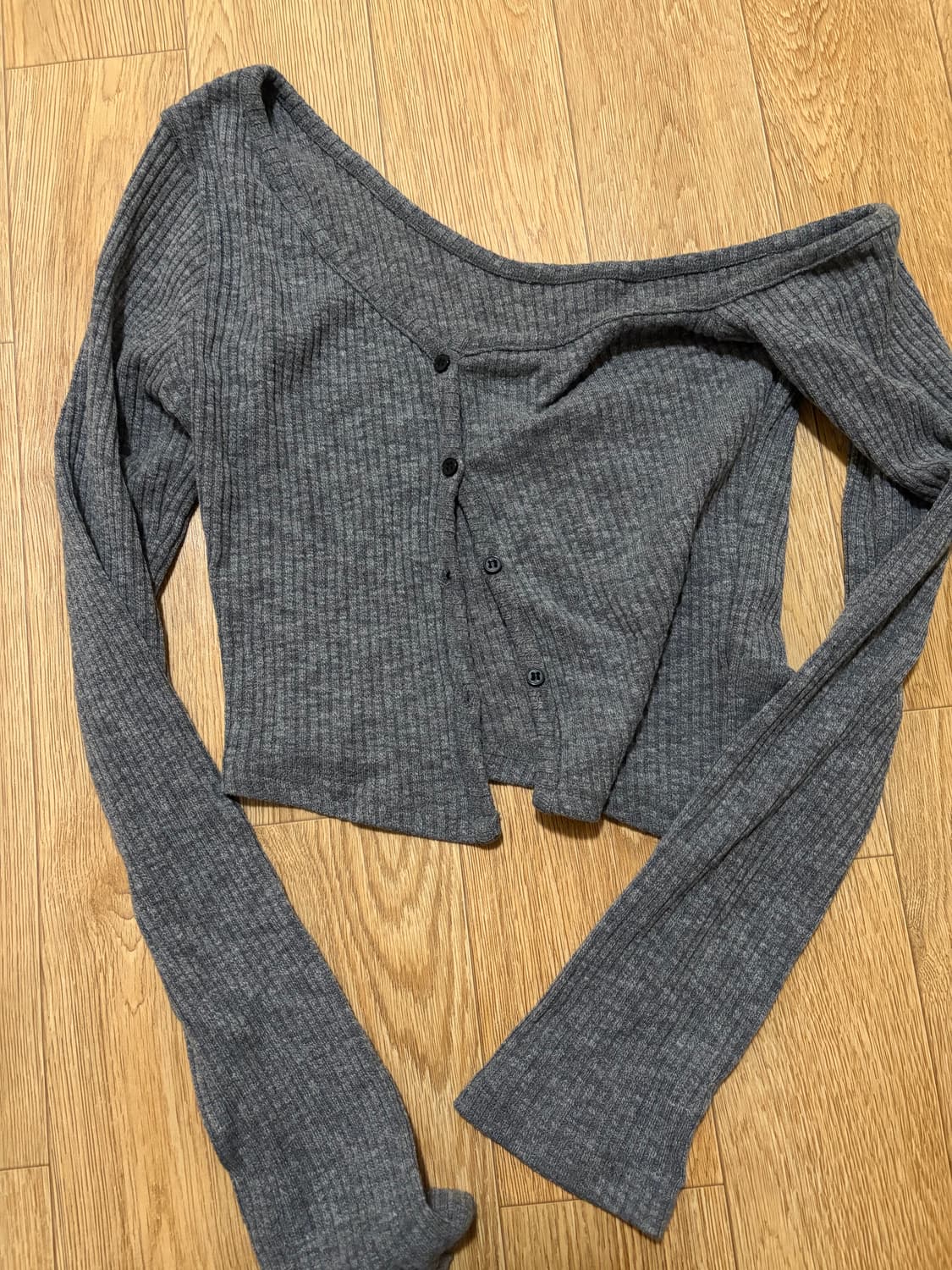 쓰리타임즈 원숄더 버튼티 차콜(윈터 착용) 상품이미지3