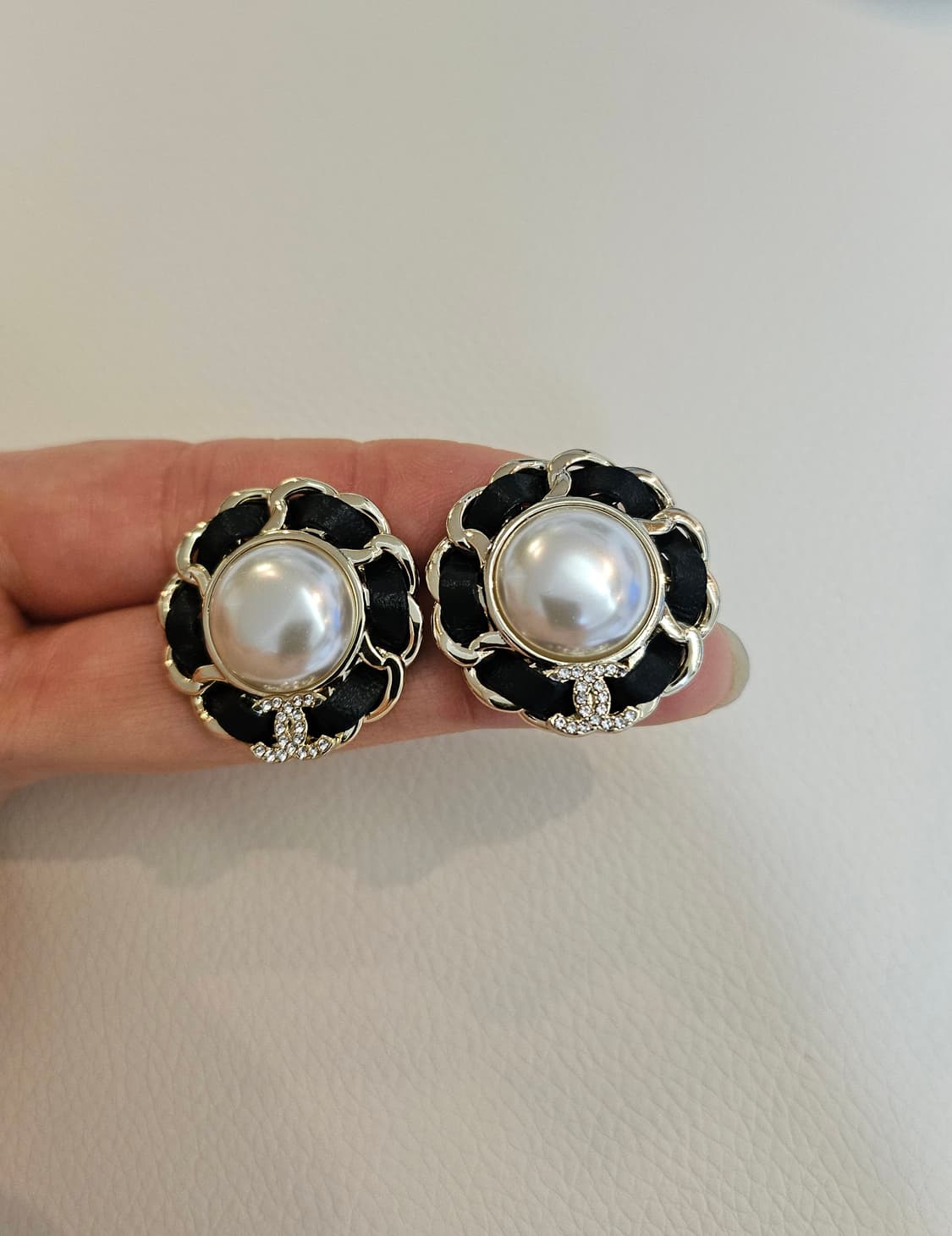 샤넬 가죽체인장식 진주 CC로고 귀걸이 업사이클링 상품이미지6