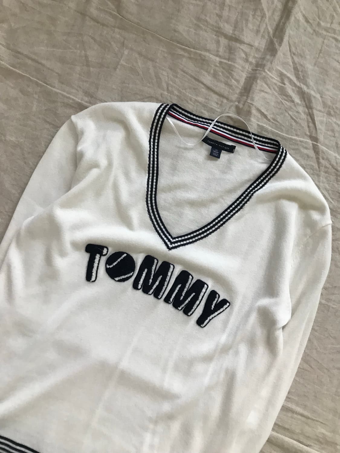 타미힐피거 중앙 자수 로고 브이넥 화이트 니트 상품이미지6