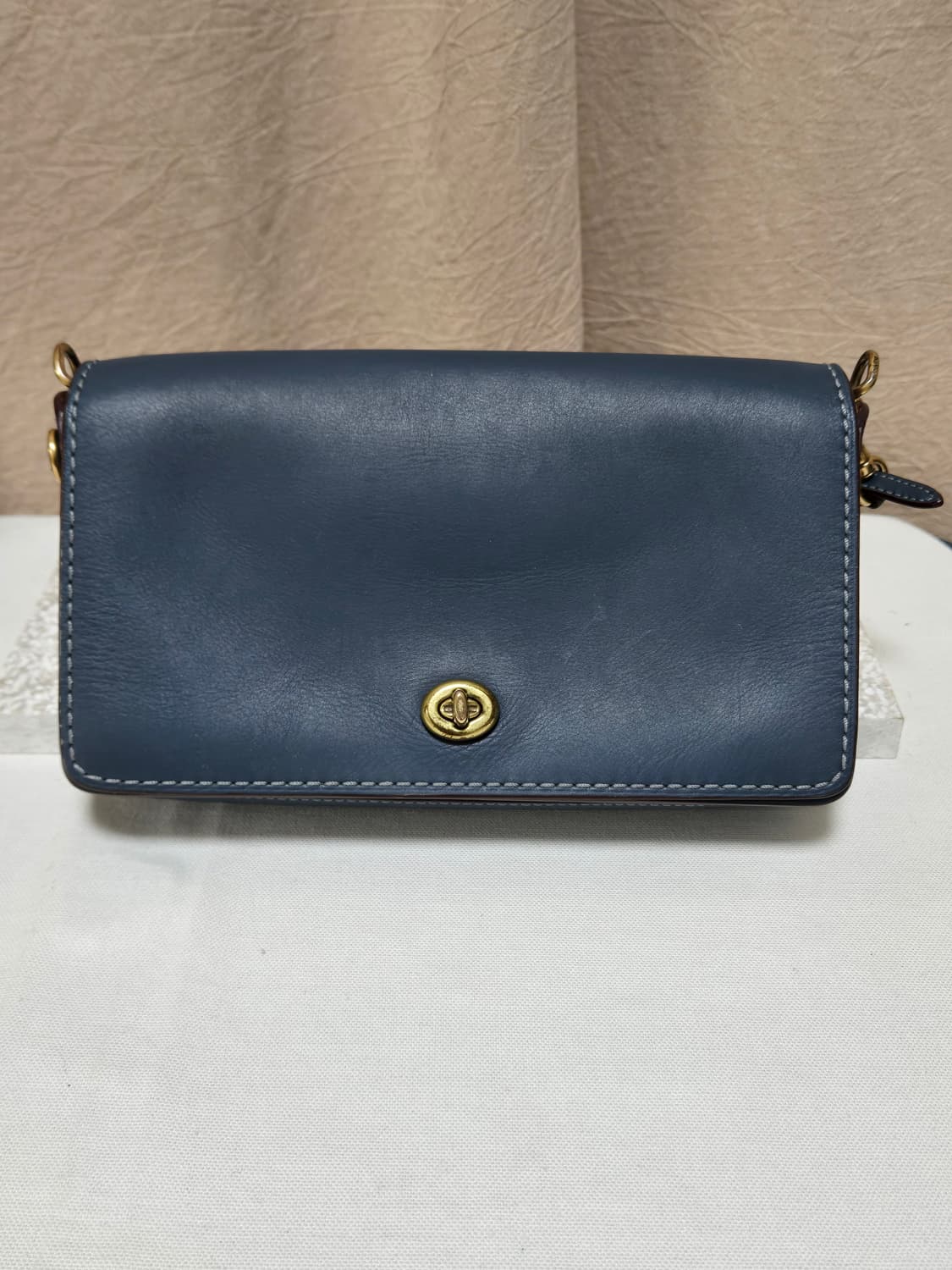 코치 블루 레더 크로스백 상품이미지1