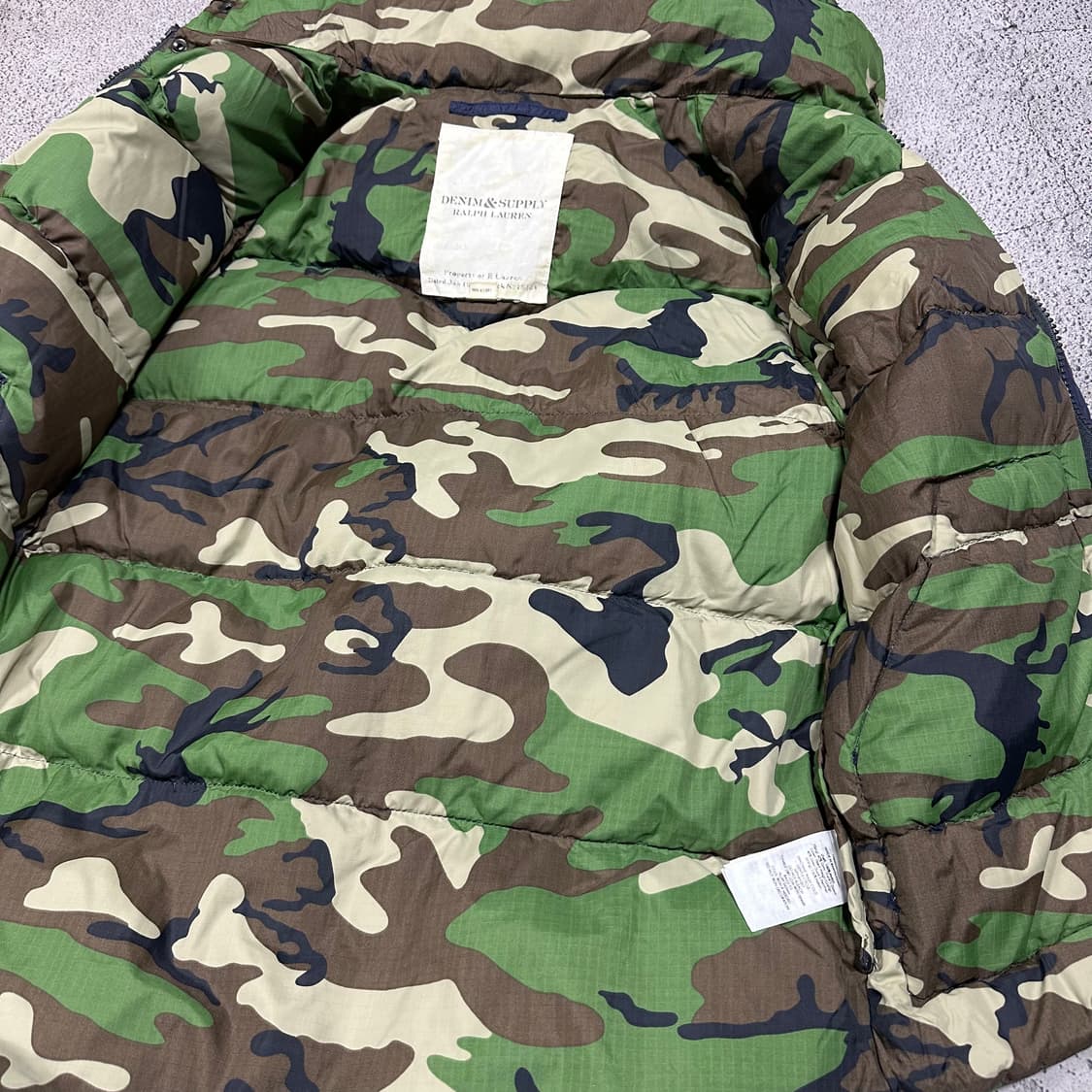 ✨ (바배) 랄프로렌 데님 서플라이 덕다운 성조기 카모 패딩 상품이미지3