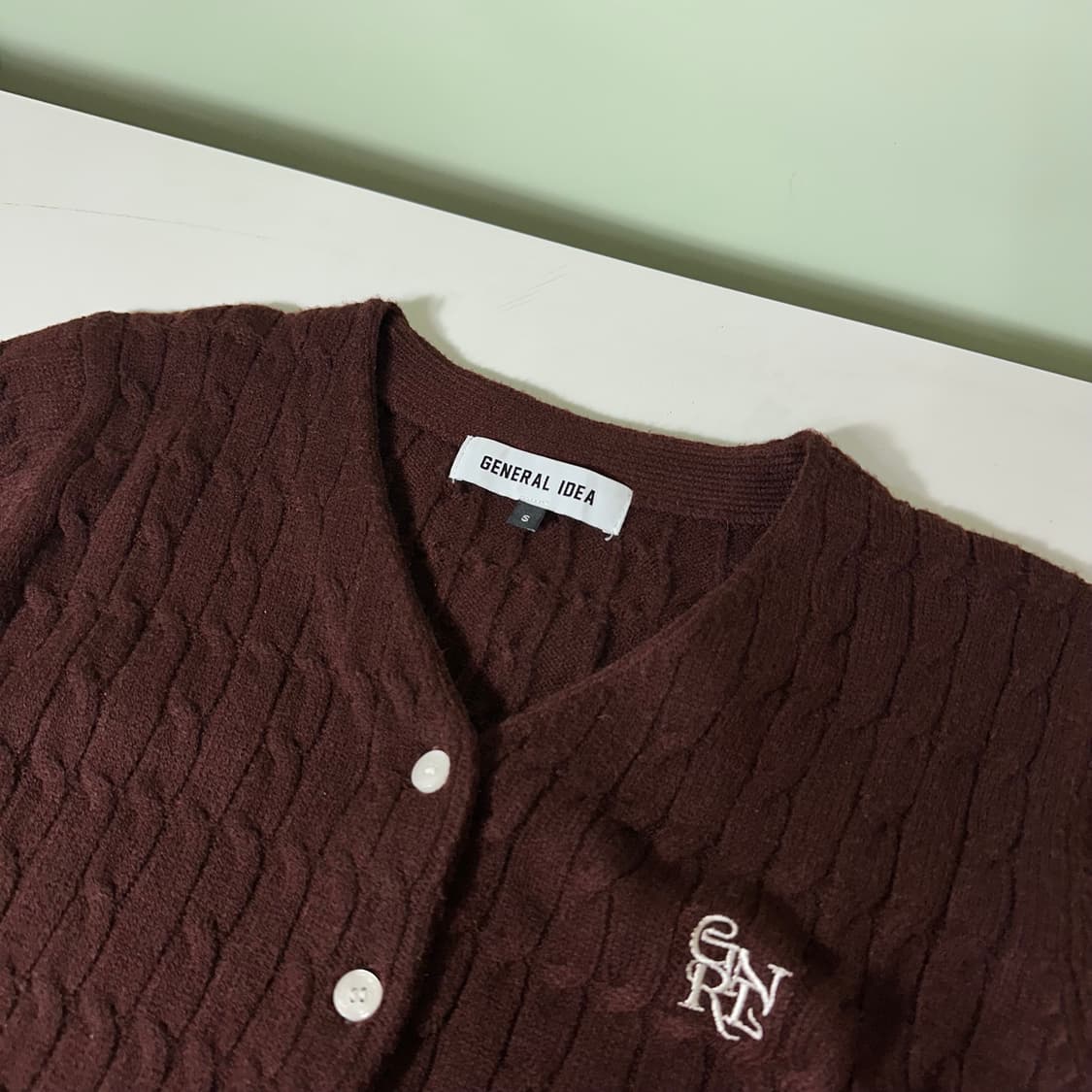 우먼S 제네럴아이디어 딥브라운 시그니처로고 크롭가디건 상품이미지1