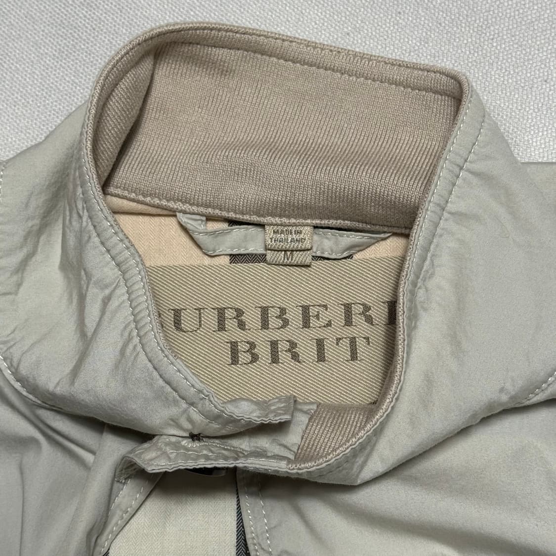Burberry 브릿 정품 사이드 버클 디테일 스톤베이지 해링턴 자켓 상품이미지3