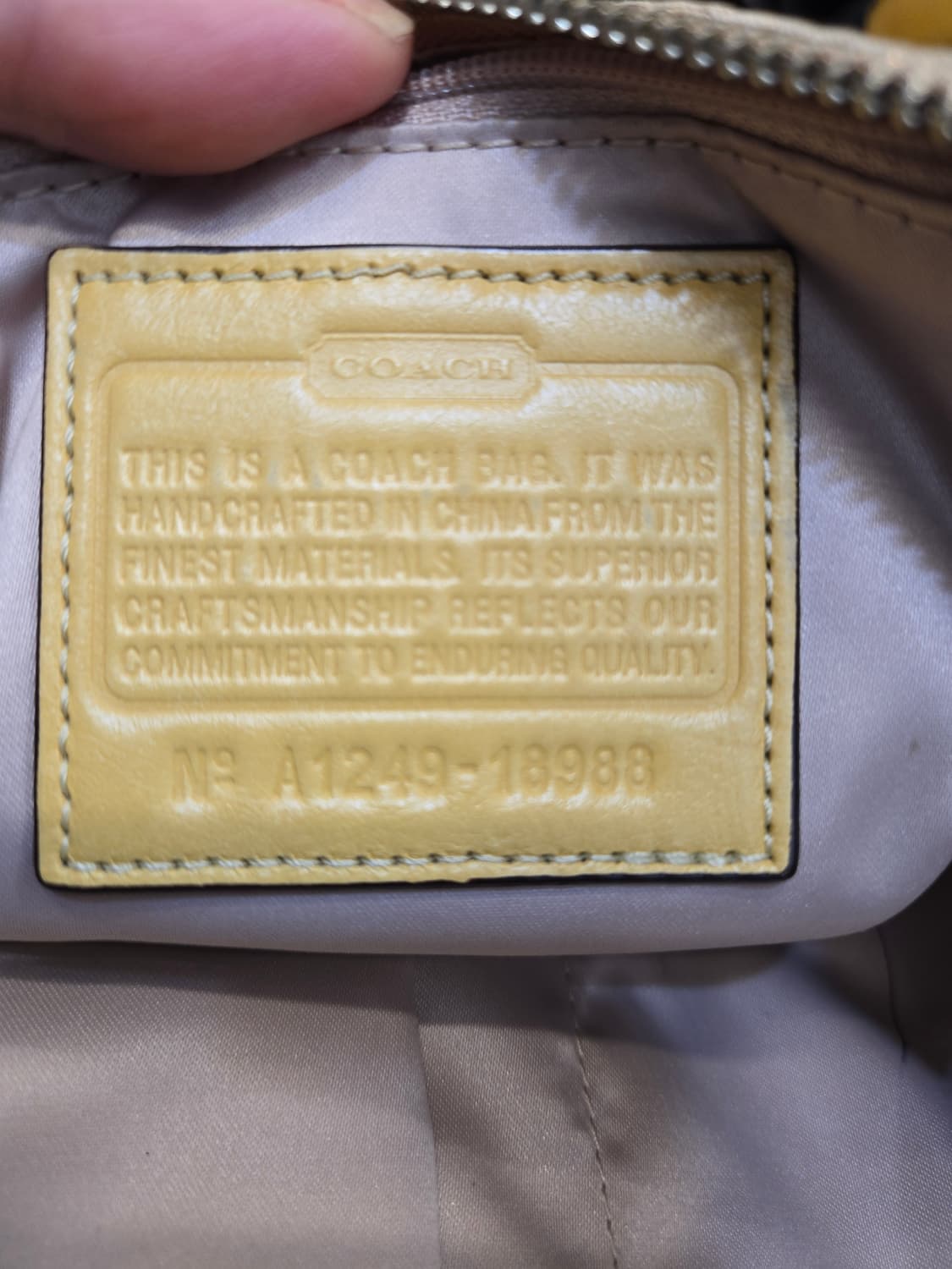 코치 시그니처 숄더백 베이지 옐로우 상품이미지7