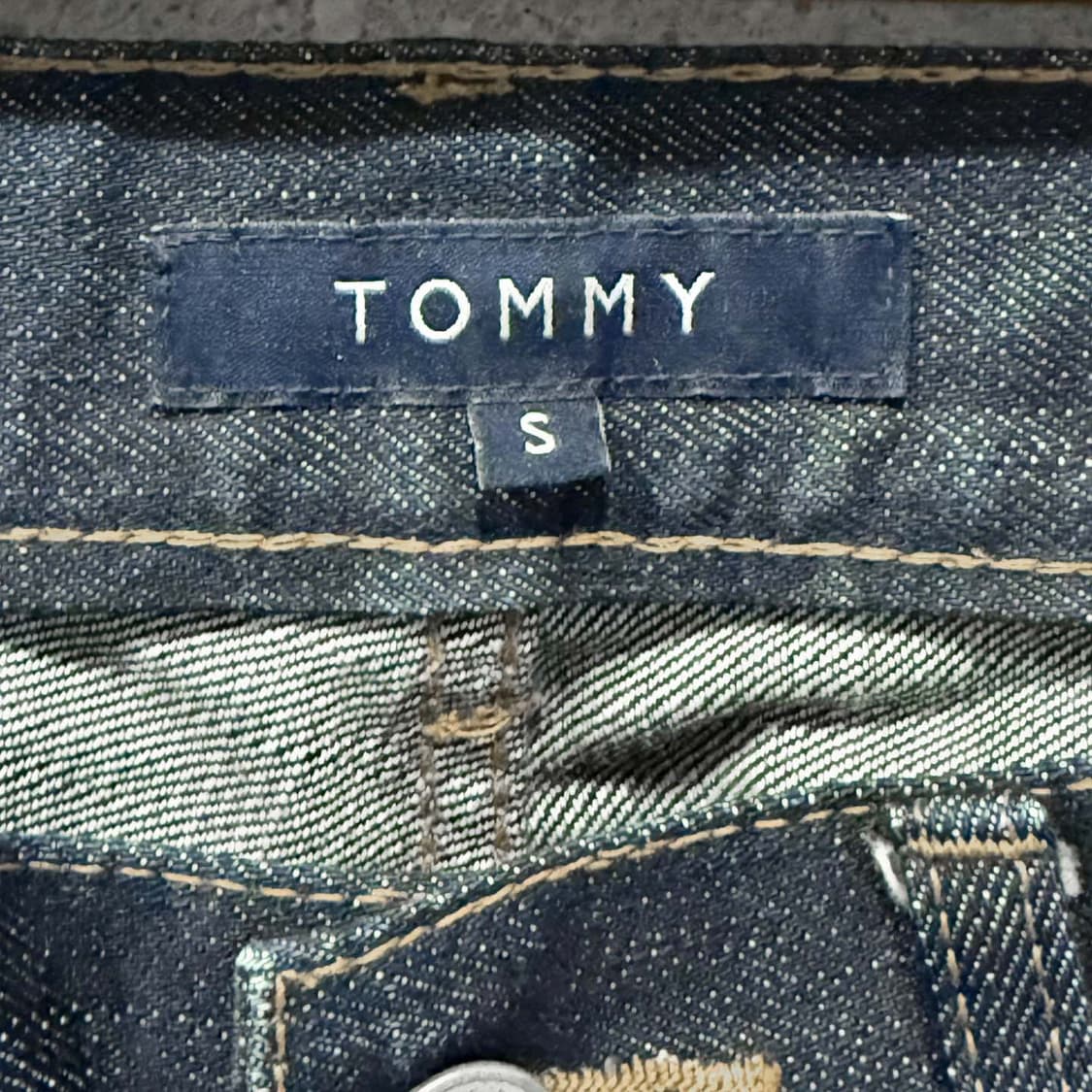 타미힐피거 인디고 생지 데님 팬츠 백 레터링 프린트 디테일 진청 상품이미지6