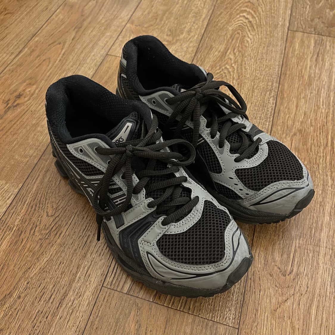 *판매중단예정* 245 아식스x아트모스x언더마이카 젤카야노 14 페퍼블랙 상품이미지1