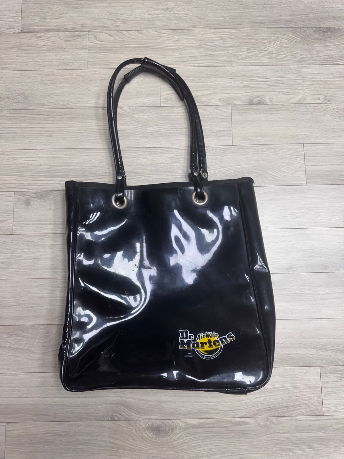 닥터마틴 에나멜 글로시 숄더백 상품이미지1