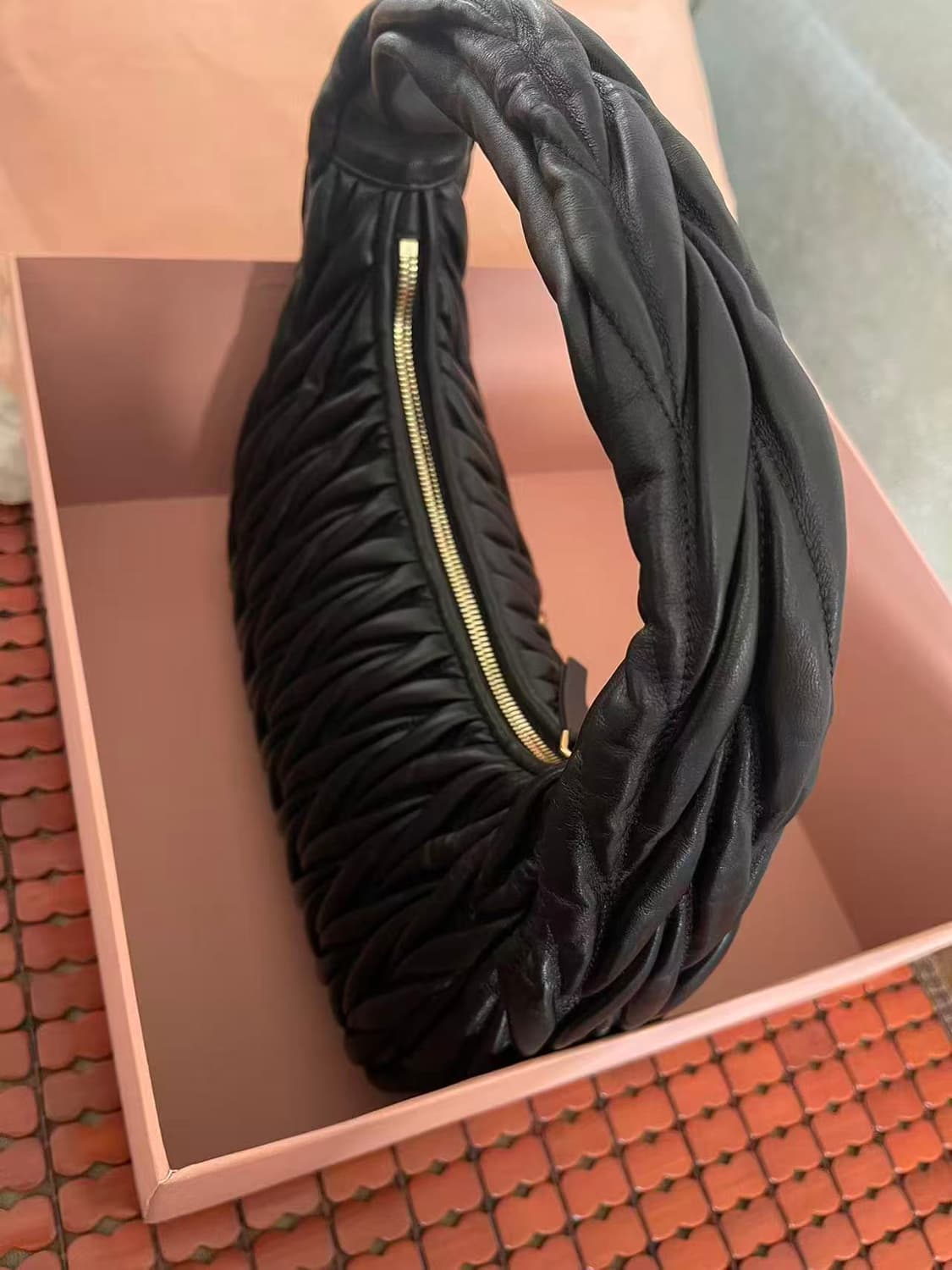 미우 미우 완더 마테라쎄 나파 레더 호보백 블랙 상품이미지2