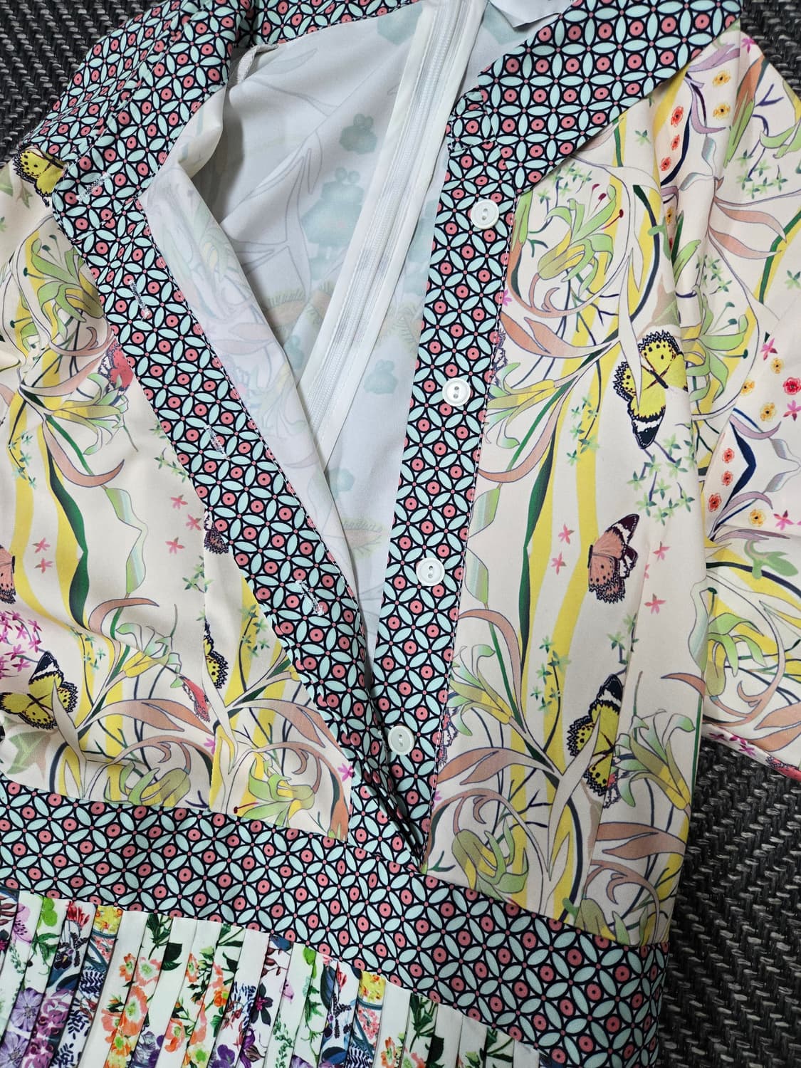 샤틴 SATIN 유니크 플라워 패턴 카라 플리츠 원피스 S211B671 상품이미지4