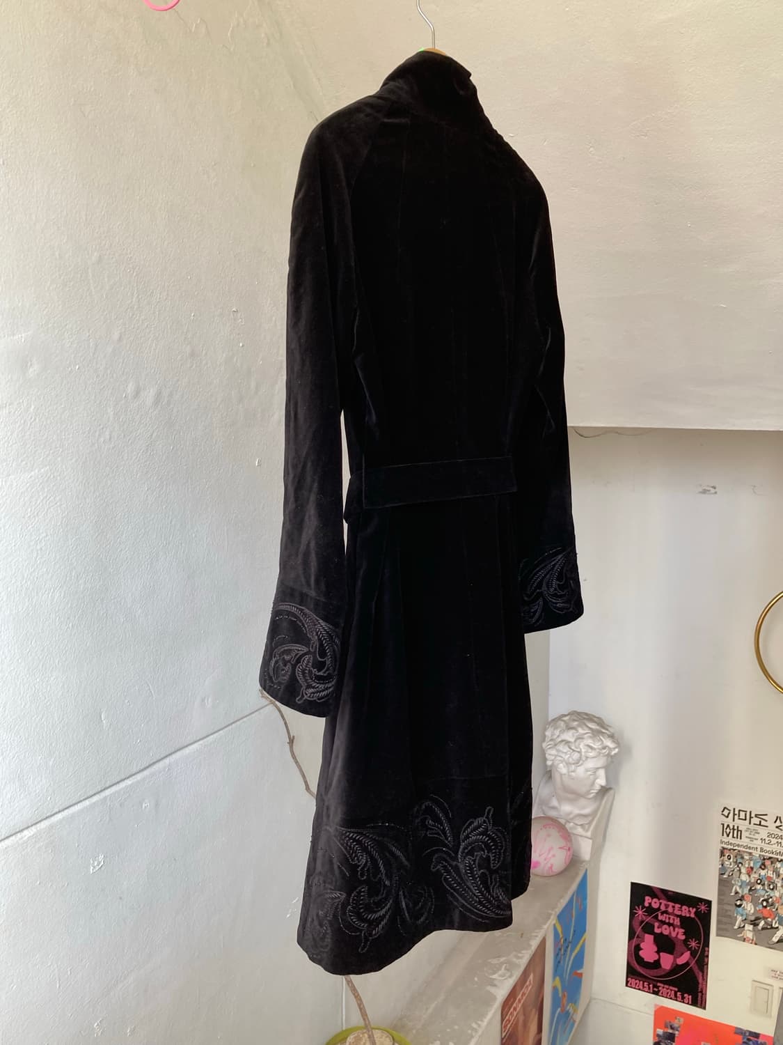 자수 디테일 블랙 벨벳 코트 상품이미지8