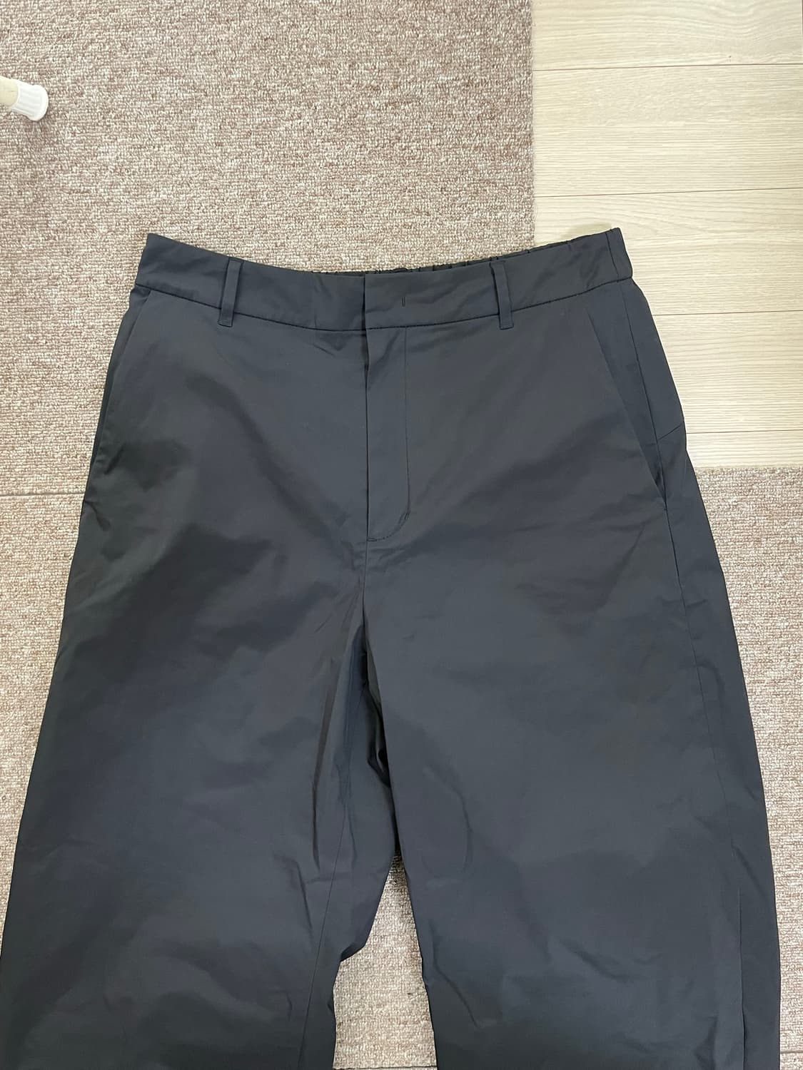 (M) 아모멘토 Taffeta Curved Leg Pants, Black 상품이미지4