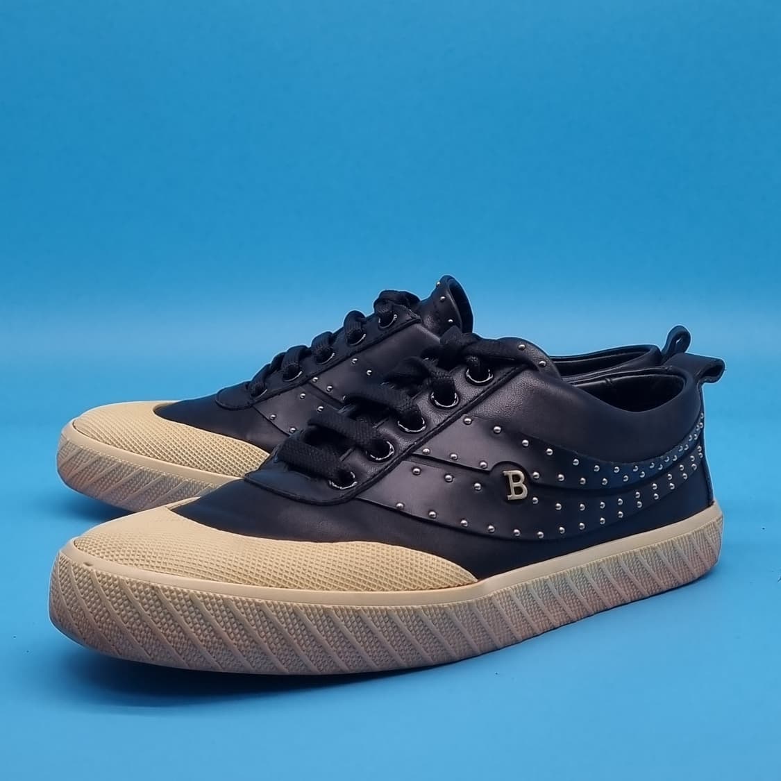 o 발리 스터드 여성스니커즈 230 상품이미지1