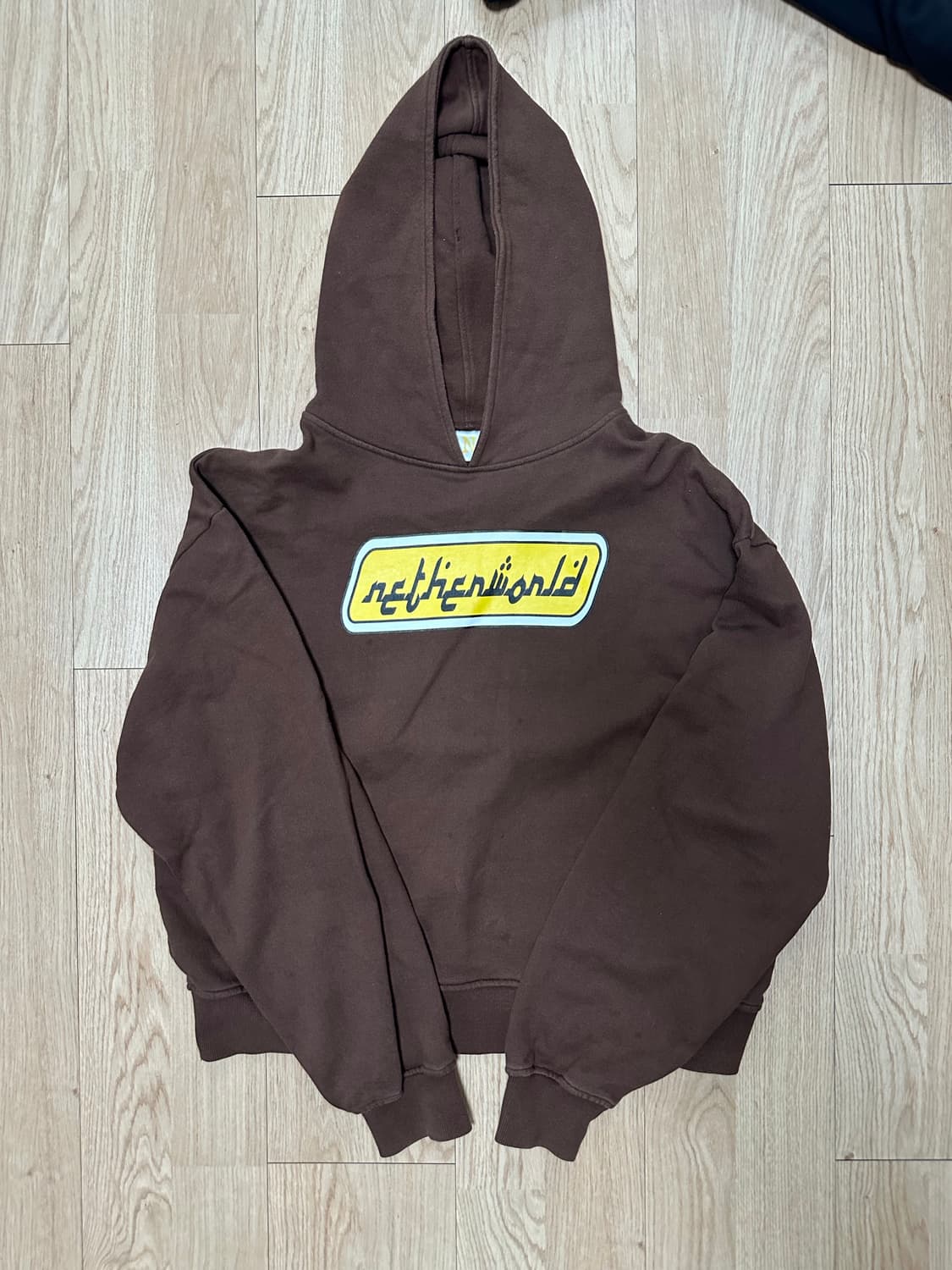 네더월드 ARABIC LOGO HOODIE BROWN 상품이미지1