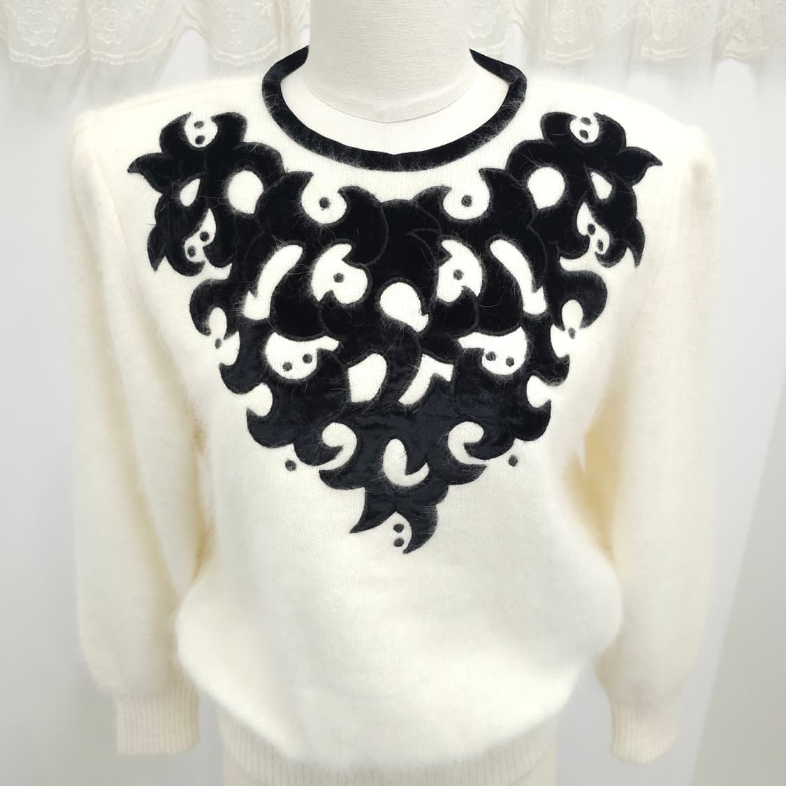 아이보리 벨벳 아플리케 포인트 니트 상품이미지3