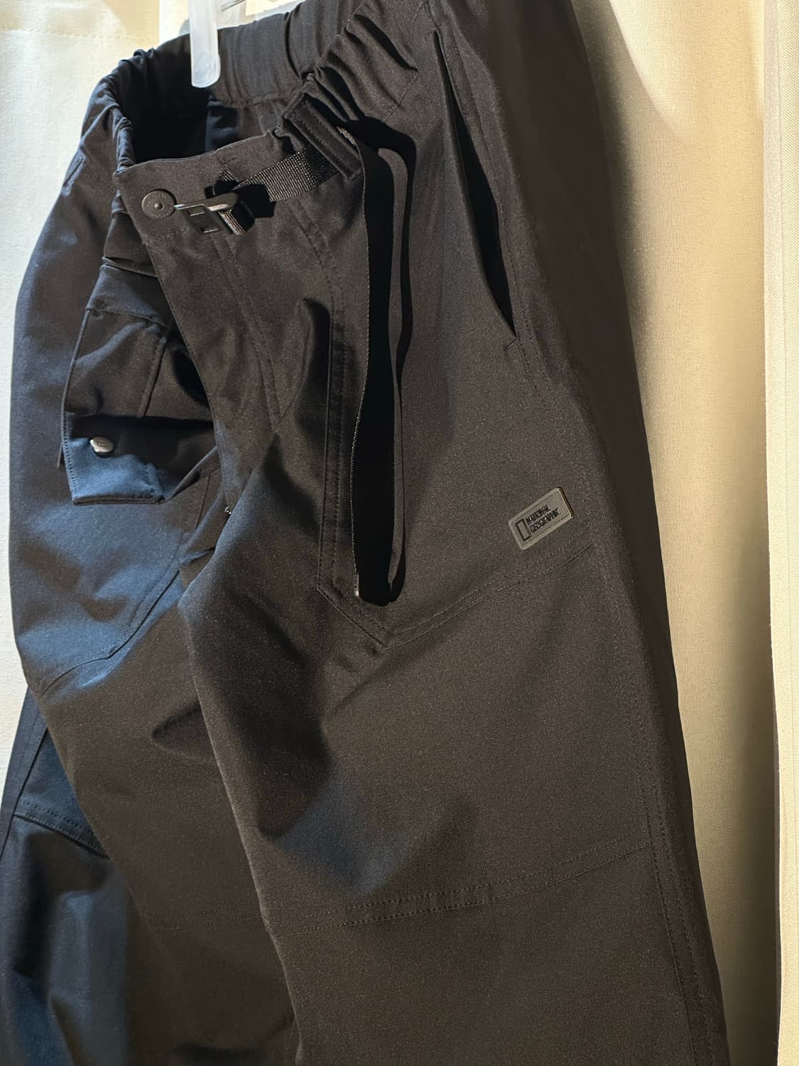 네셔널지오그래픽 _ 벨티드 세미루즈핏 스트레이트 팬츠 BLACK  091 상품이미지2