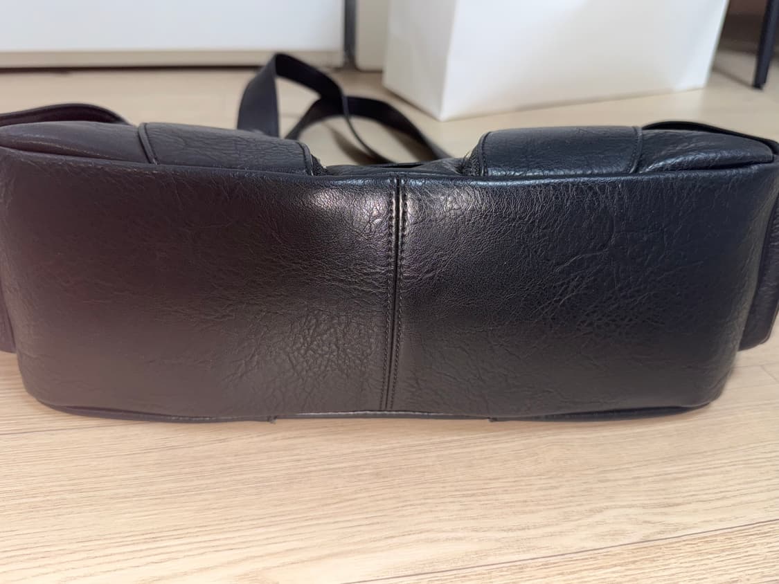 이우가마카라스 숄더백 블랙 상품이미지3