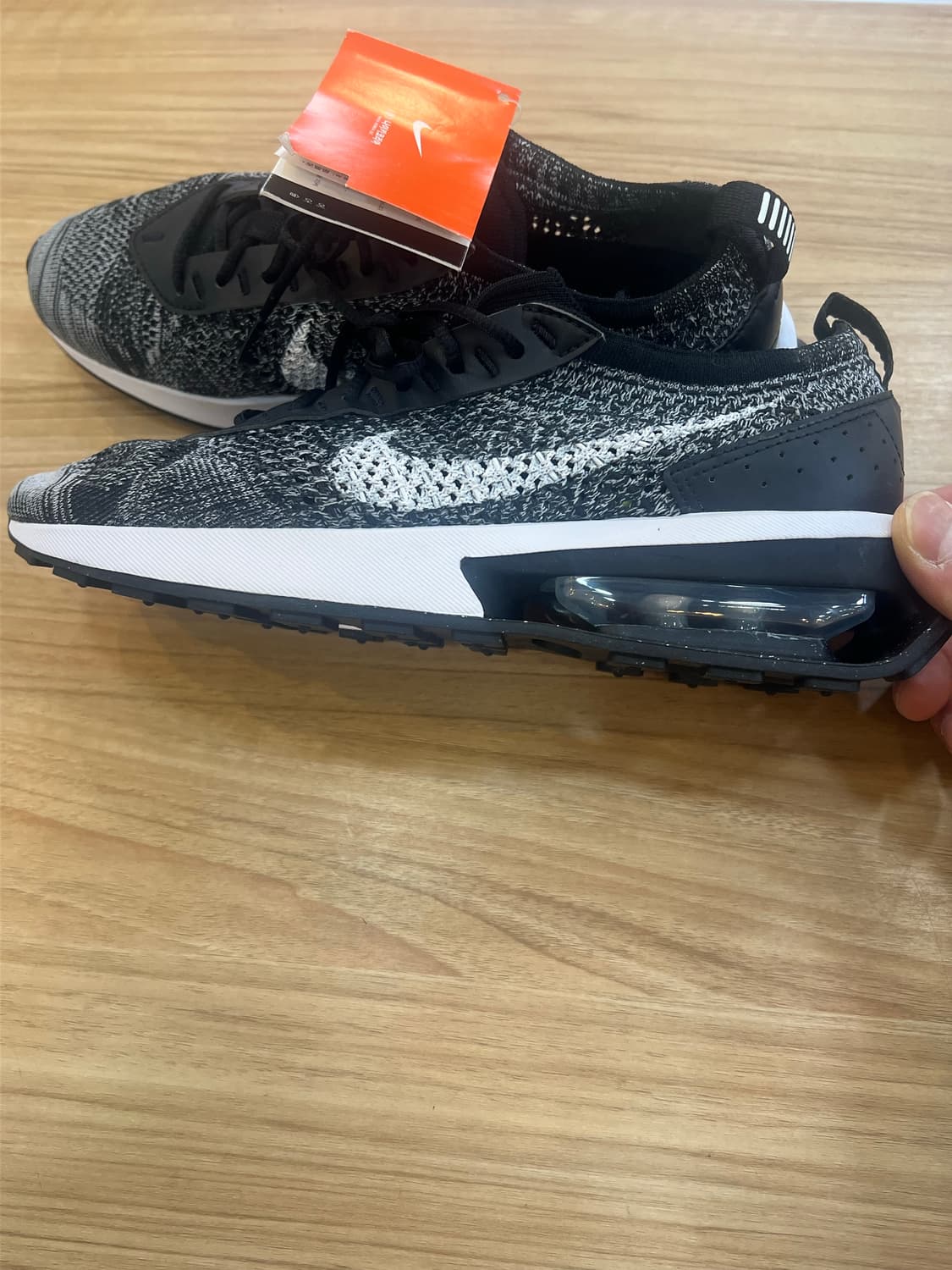 새제품 나이키 플라이니트 블랙/화이트 운동화 상품이미지2