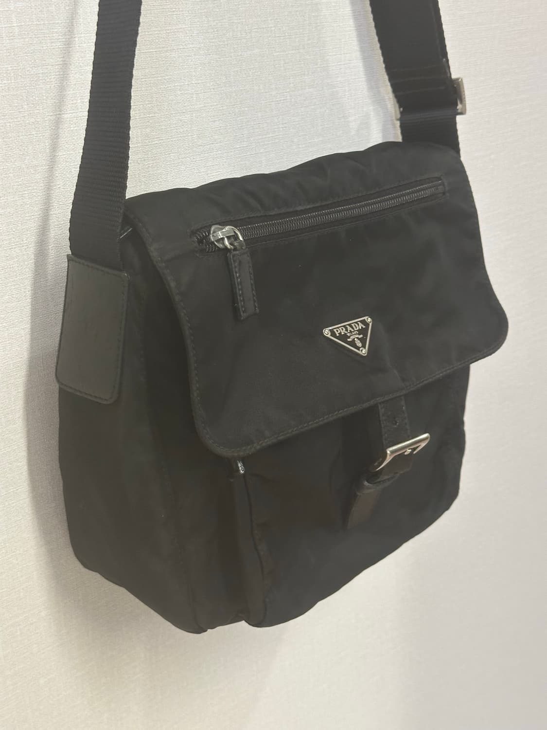 프라다 블랙 버클 메신저백 크로스백 주우재백 상품이미지3