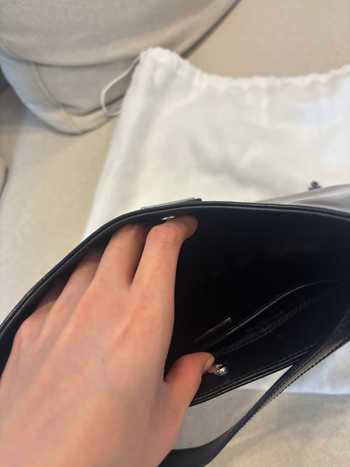 프라다 클레오 브러시드 레더 숄더백 상품이미지8