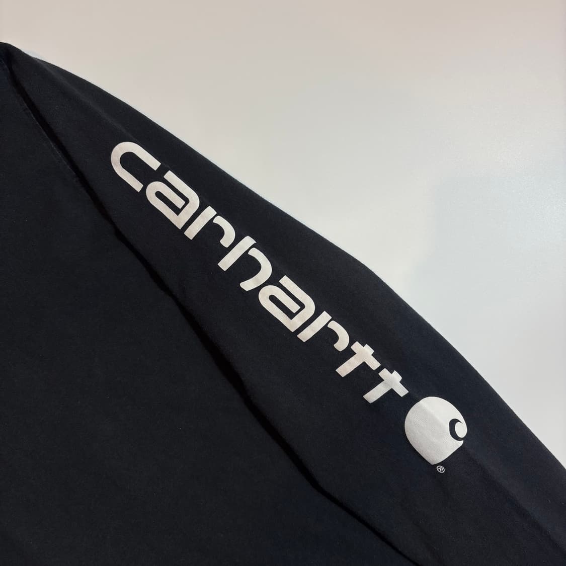 칼하트 블랙 롱 슬리브 로고 긴팔 티셔츠 상품이미지2