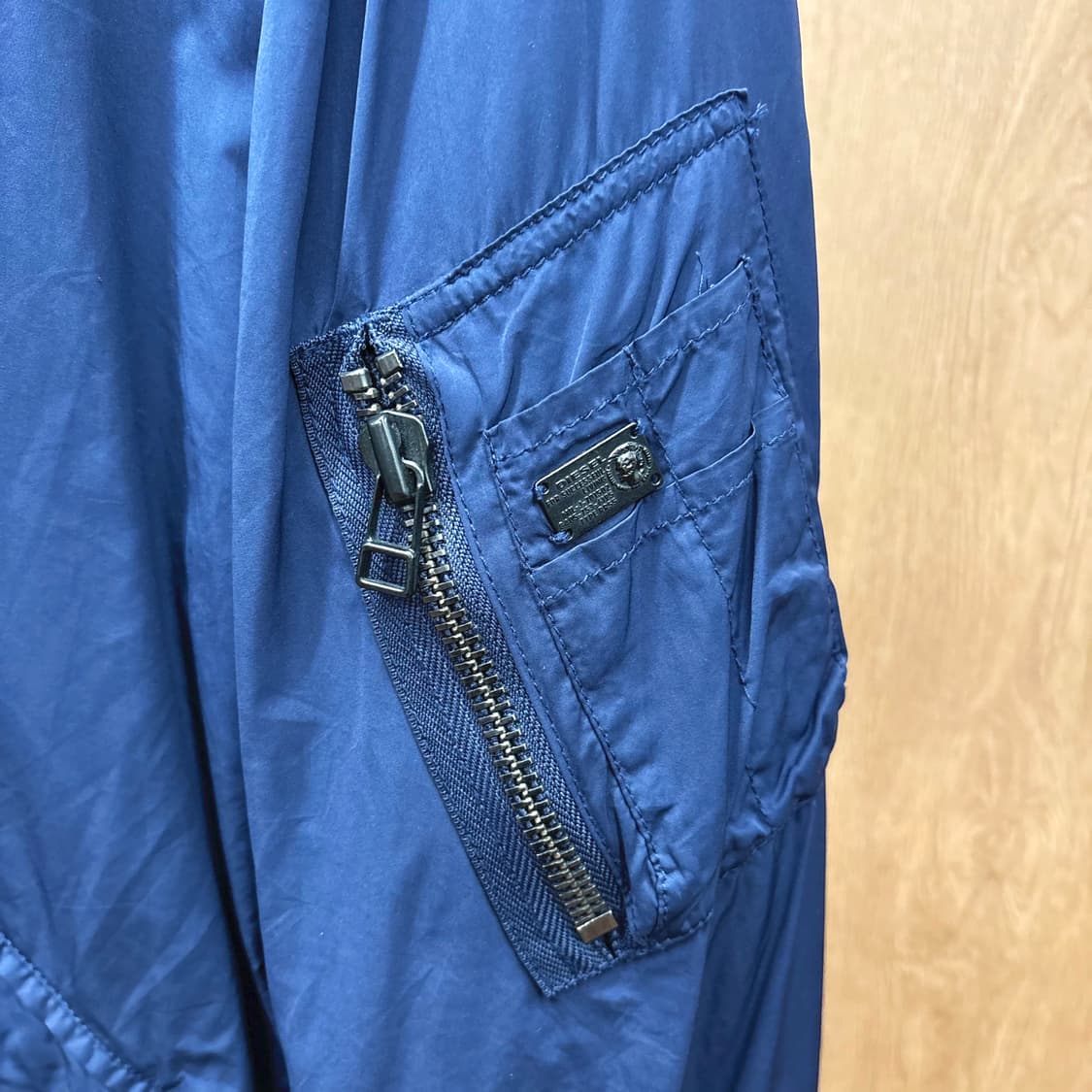 디젤 나일론 유틸리티 봄버 자켓 투웨이 지퍼 소매 포켓 디테일 네이비 상품이미지6