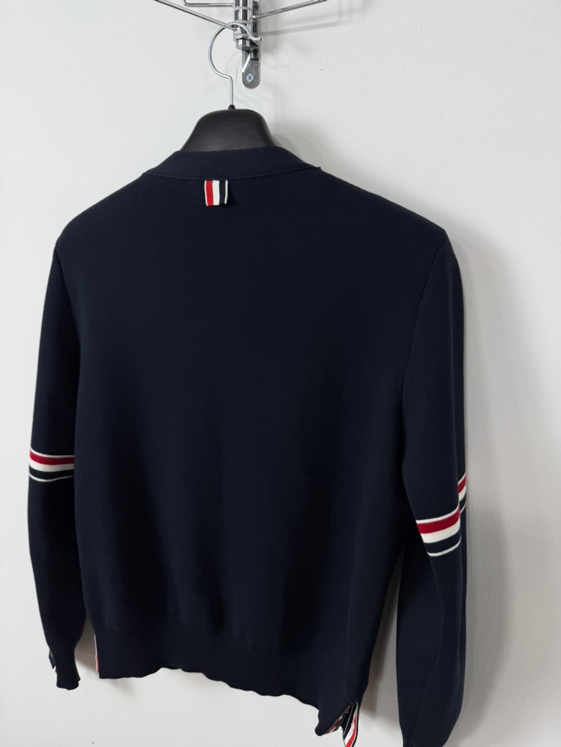 톰브라운 밀라노 스티치 스트라이프 암밴드 브이넥 가디건  상품이미지6