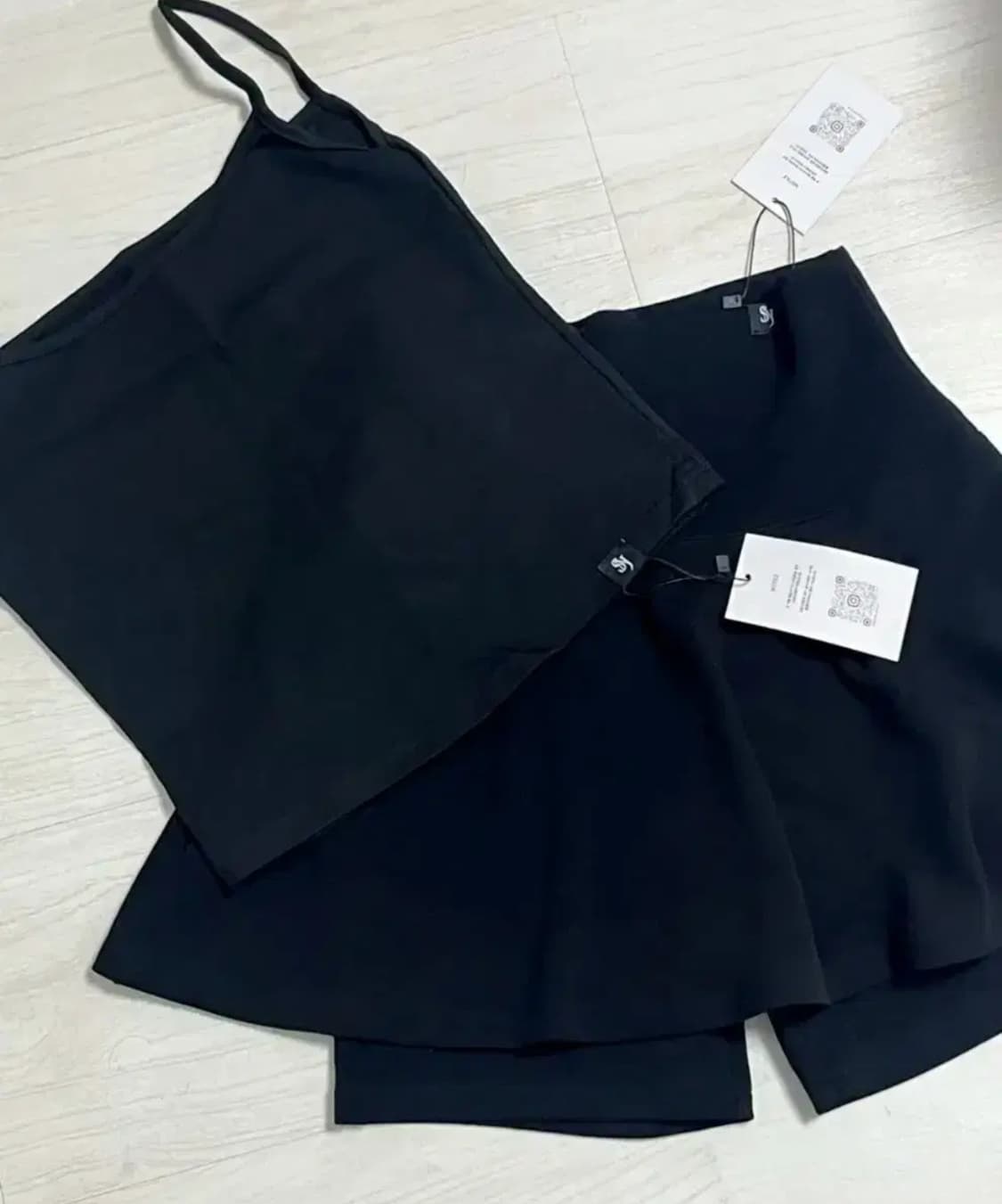 시너진 폴드 플레어 스커트 블랙, 플레인 슬리브리스 탑 블랙 상품이미지3