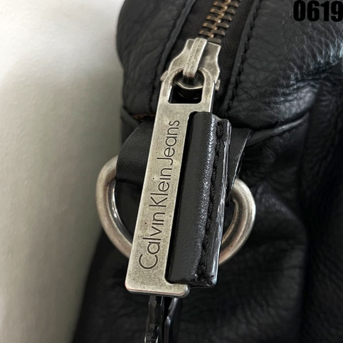캘빈클라인 블랙 가죽 숄더백 0619 상품이미지4