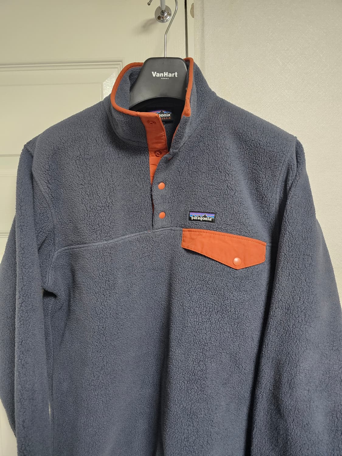 파타고니아 신칠라 M 버니쉬드 레드 스몰더 블루 상품이미지1