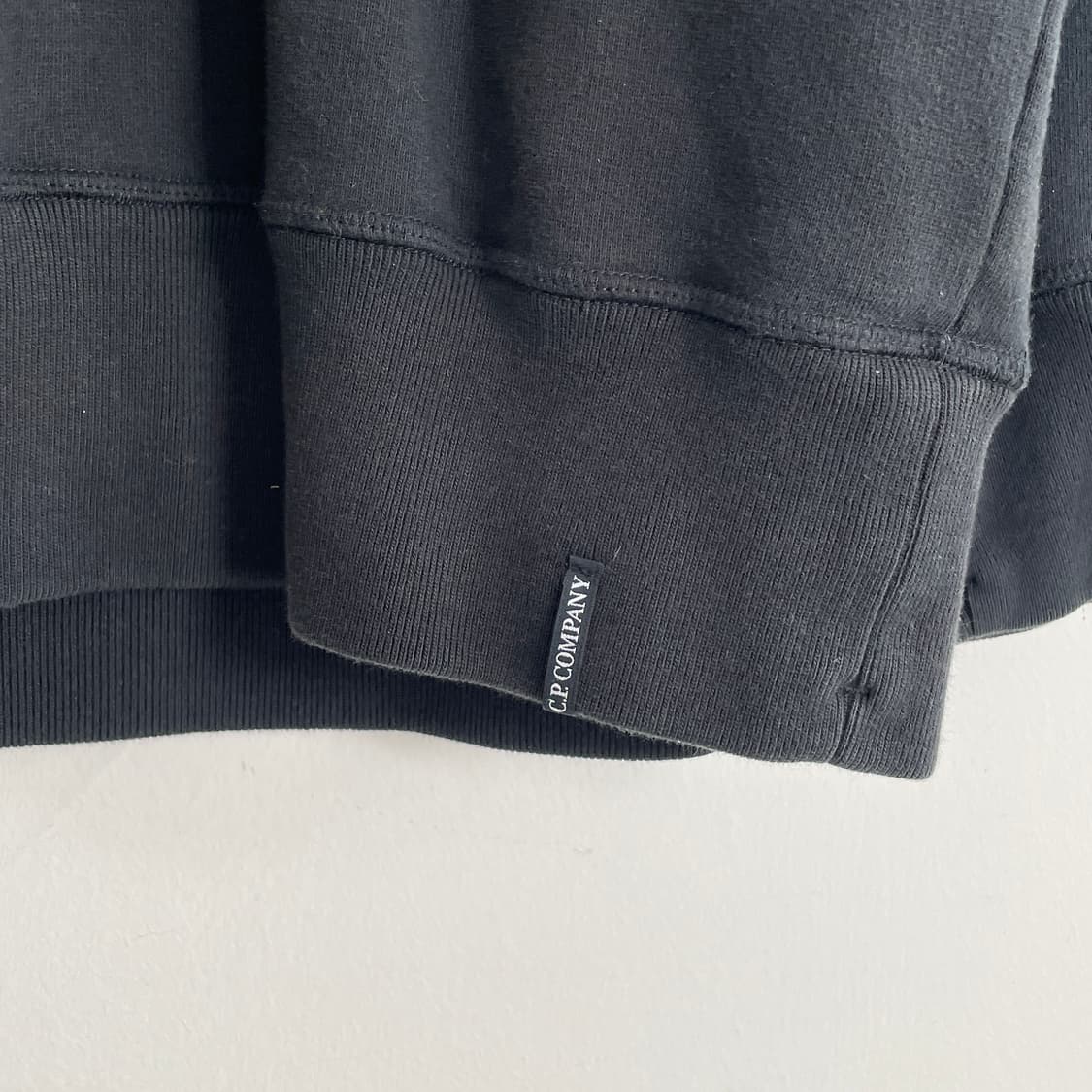 시피컴퍼니 블랙 로고 맨투맨 상품이미지4