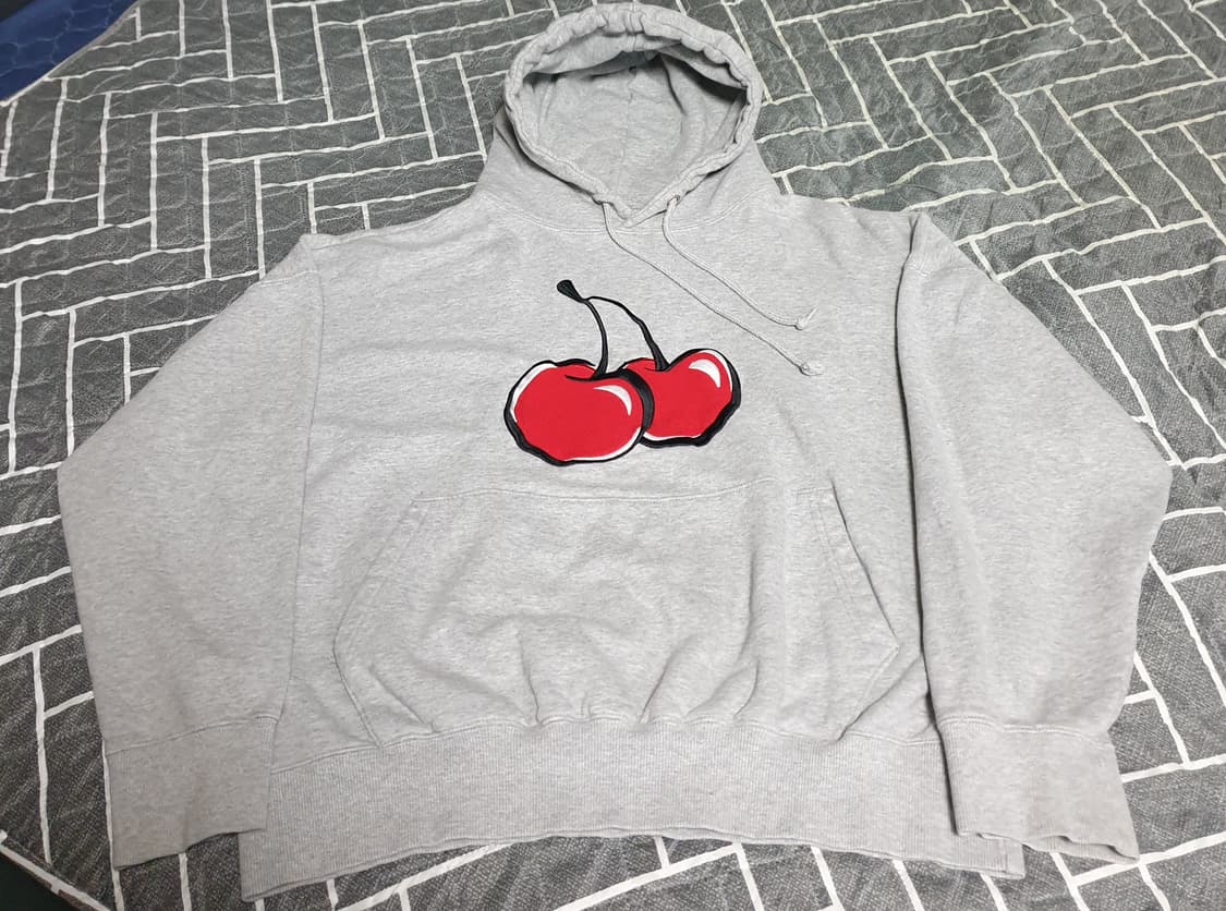 키르시 빅체리 아플리케 기모 후드티 그레이 (1사이즈) 상품이미지1