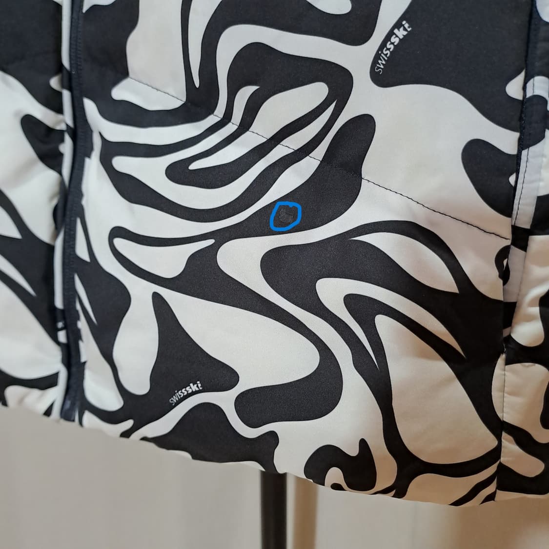 (택포) 데상트 23FW 스위스 스키팀 다운 베스트 패턴 100 B110 상품이미지4