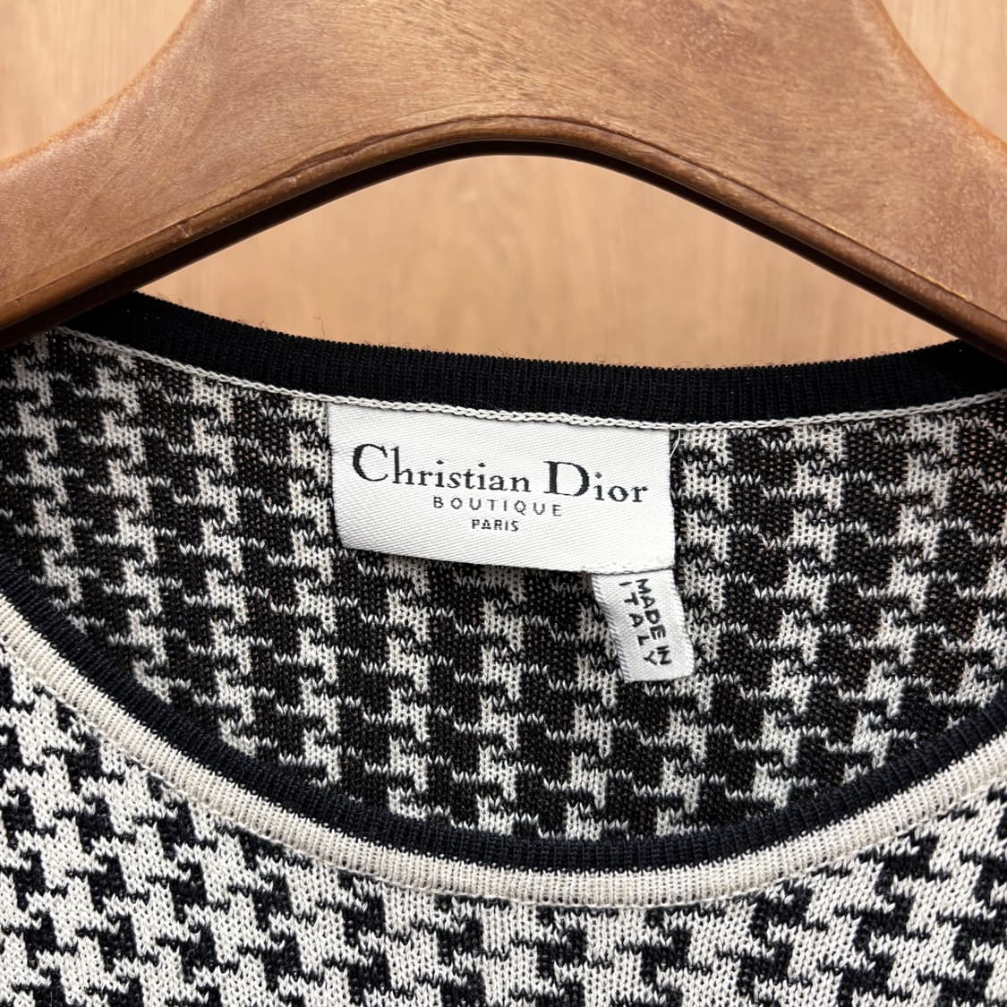크리스찬 디올 라운드넥 반팔 니트 하운드투스 패턴 디테일 블랙 화이트 상품이미지7