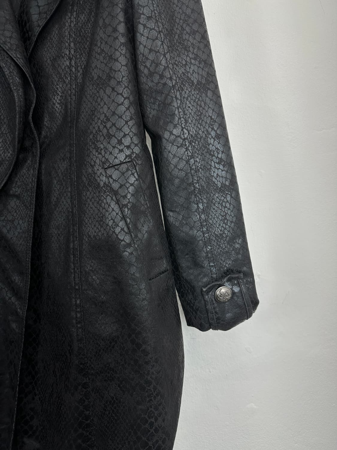 DOHO Snakeskin-Effect Glossy Belted Coat 상품이미지3