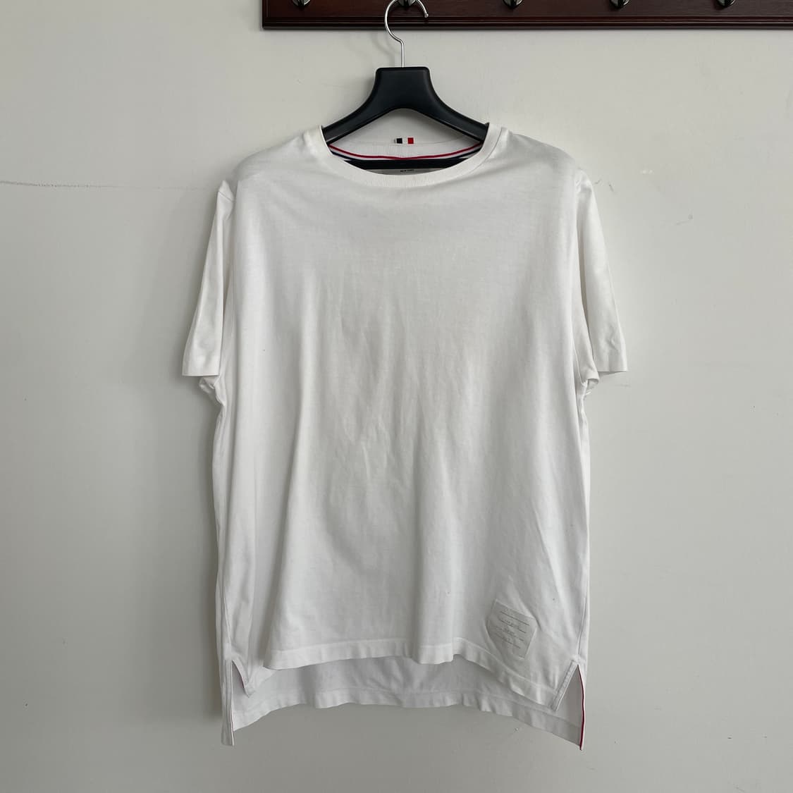 톰브라운 3,100 저지 릴렉스드 사이드 슬릿 화이트 반팔 티셔츠 상품이미지1